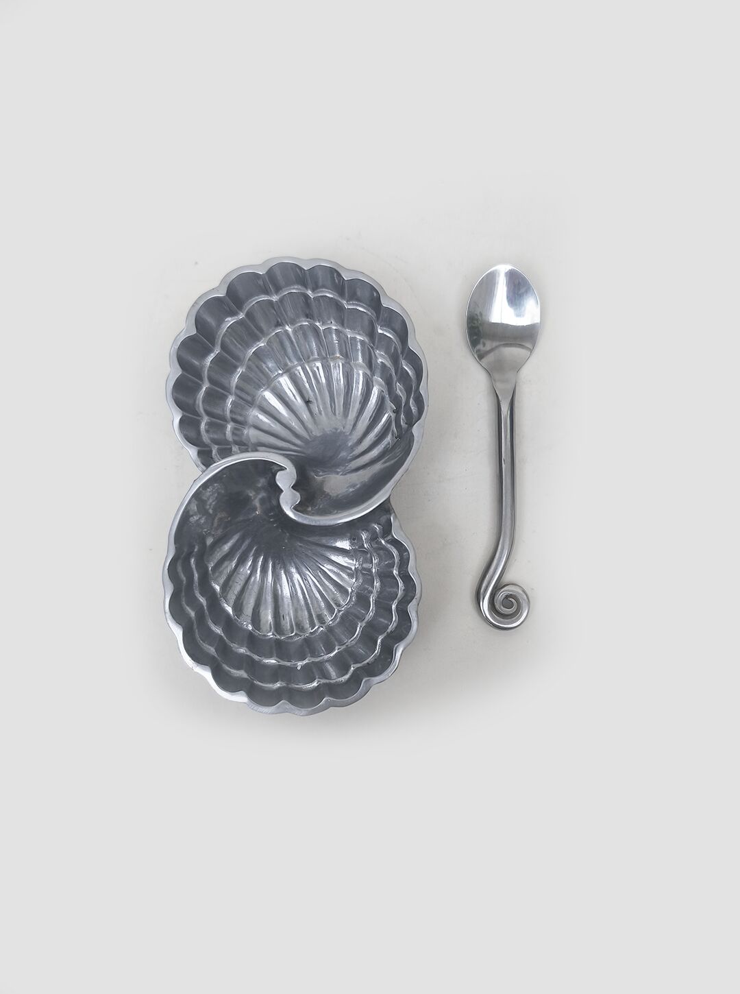Shell-shaped metal salt shaker