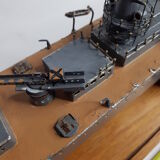 Maquette de navire de guerre croiseur "Emile Bertin" en métal peint 90 cm avec socle