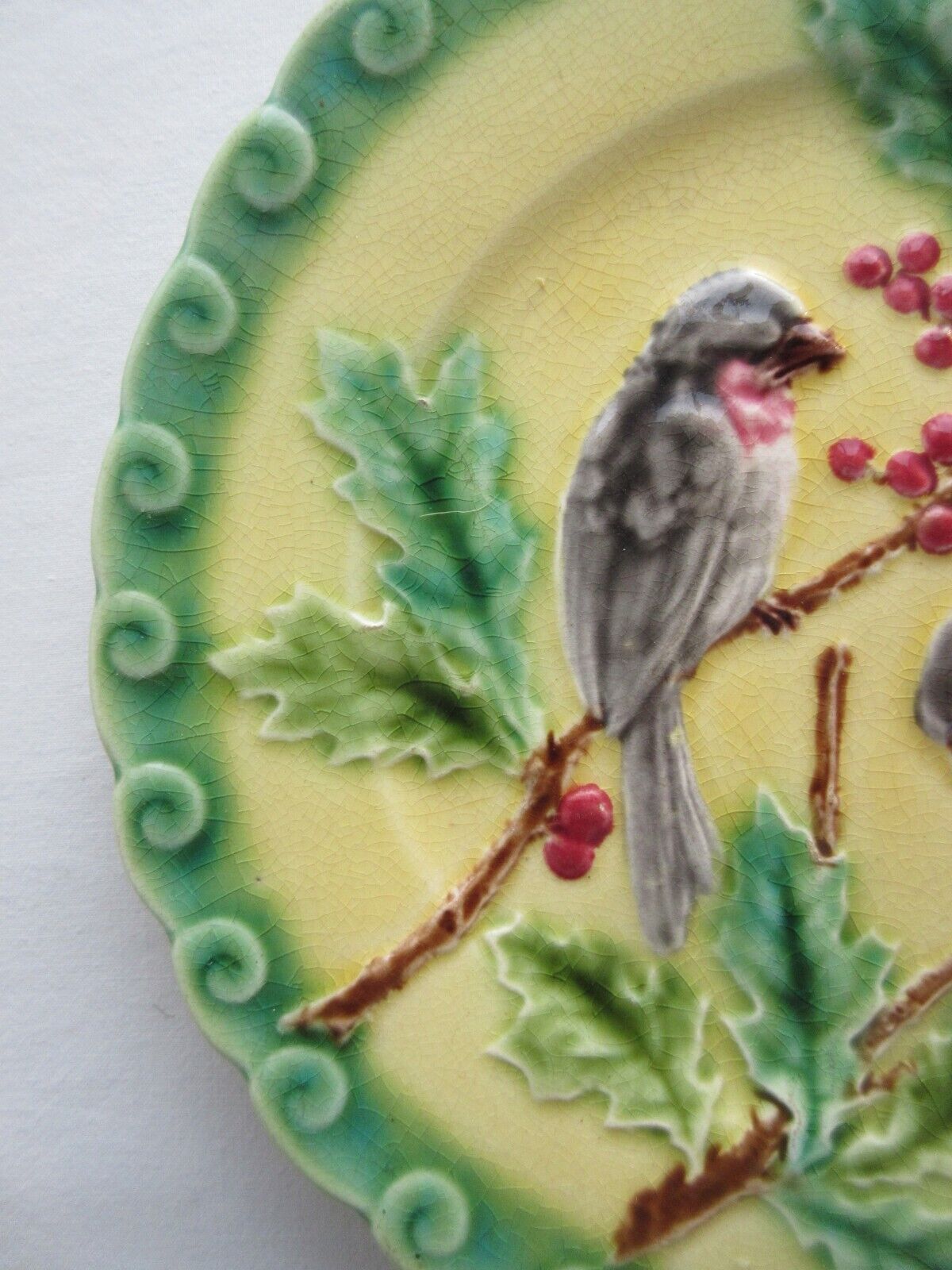 Art Deco slip plate yellow background Sarreguemines: 2 Birds pecking holly