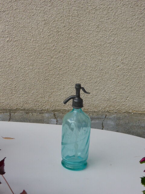 Turquoise blown and twisted glass siphon, Belle Epoque period, tin cap dated 1925, Boyer and Brush, Terre noire