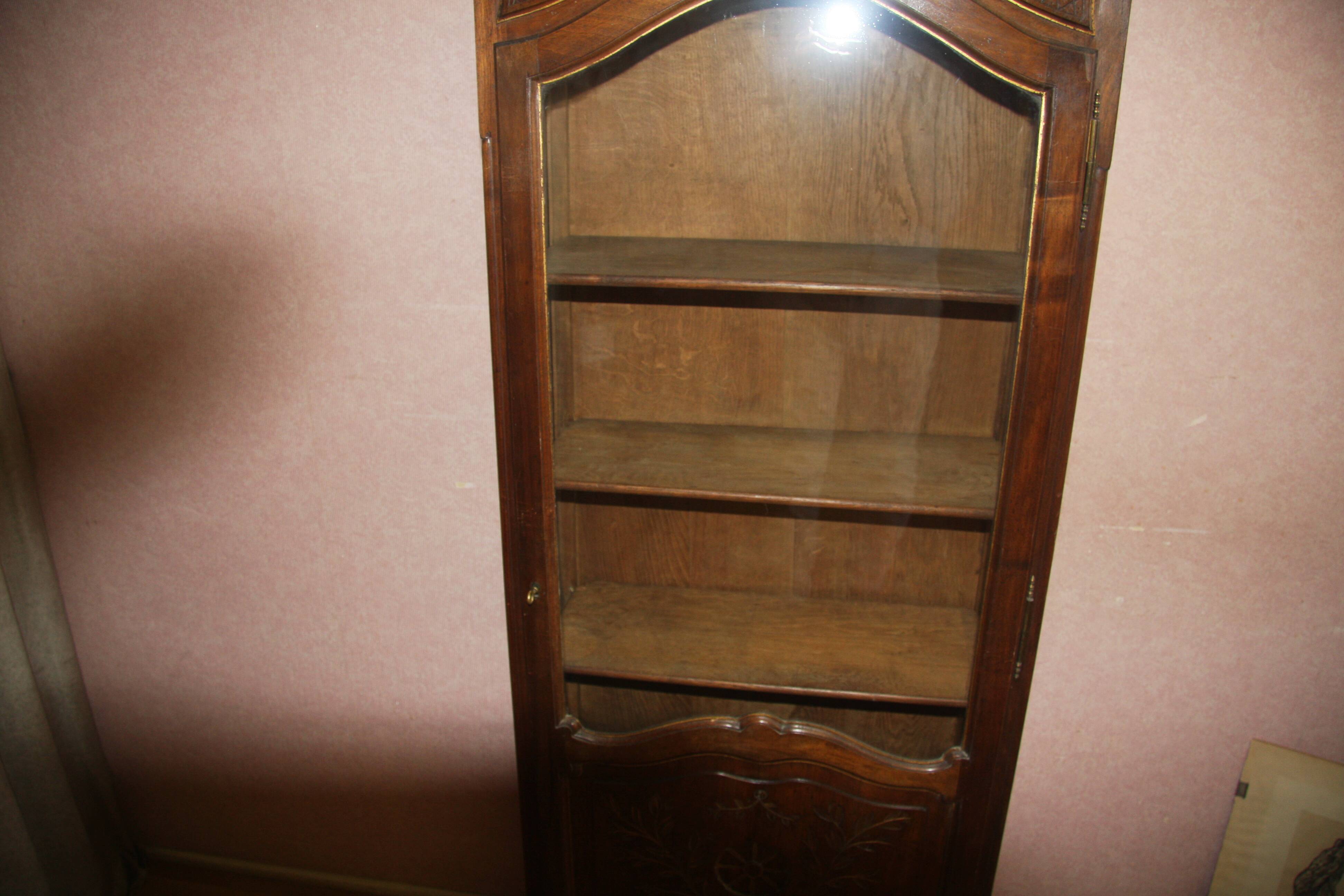 Beech display cabinet, 3 shelves, very good condition.
