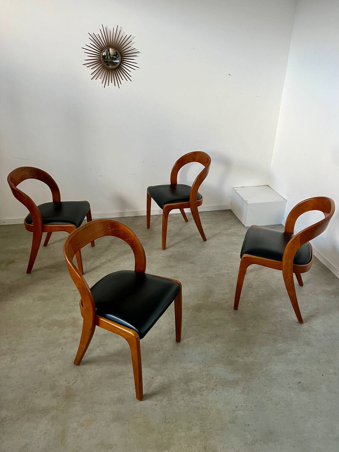Lot 4 chairs in curved wood and leather design Baumann gondola model 60s vintage