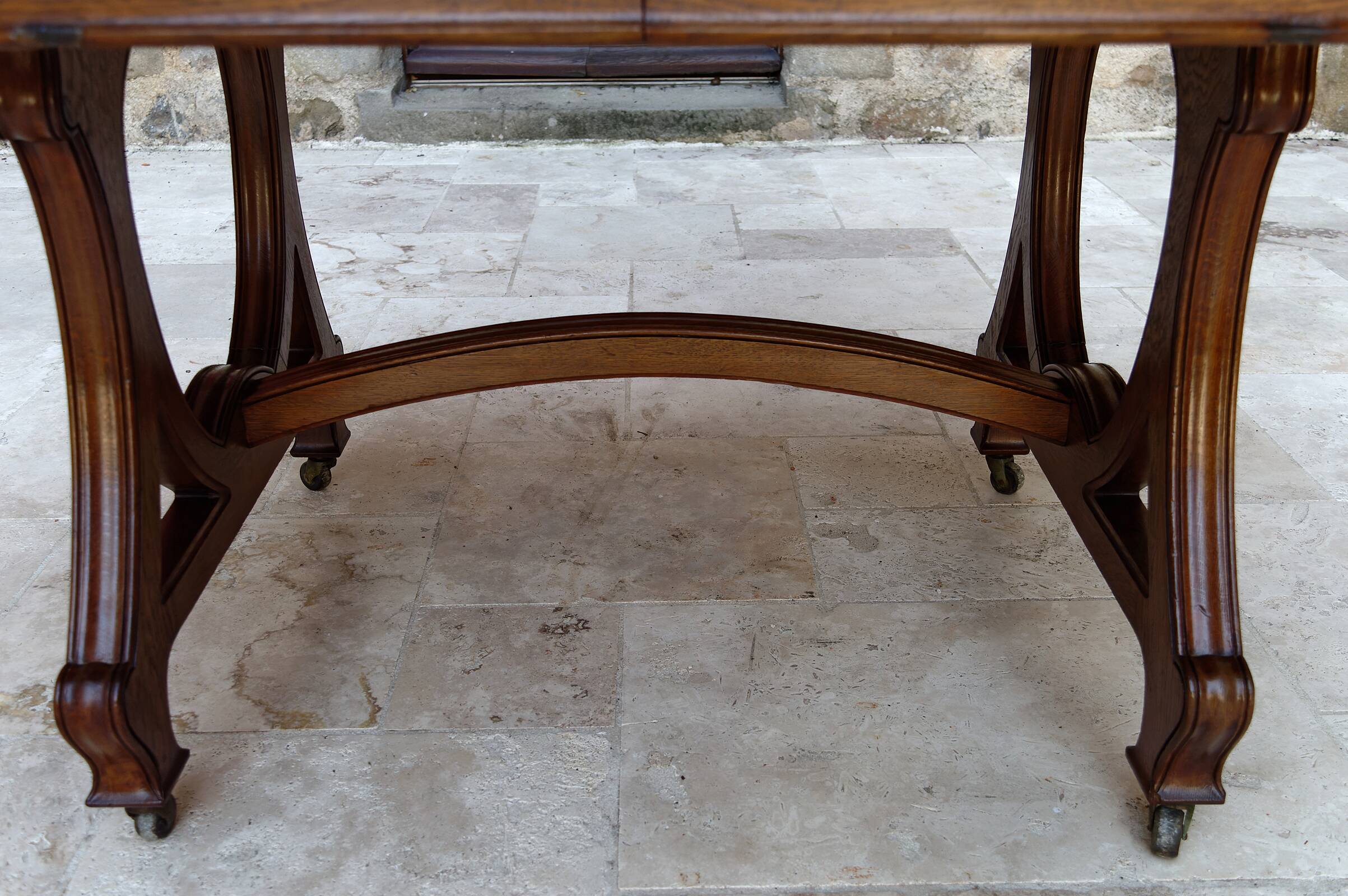 Dining room table by Maison Krieger, Art Nouveau, circa 1900, in solid oak