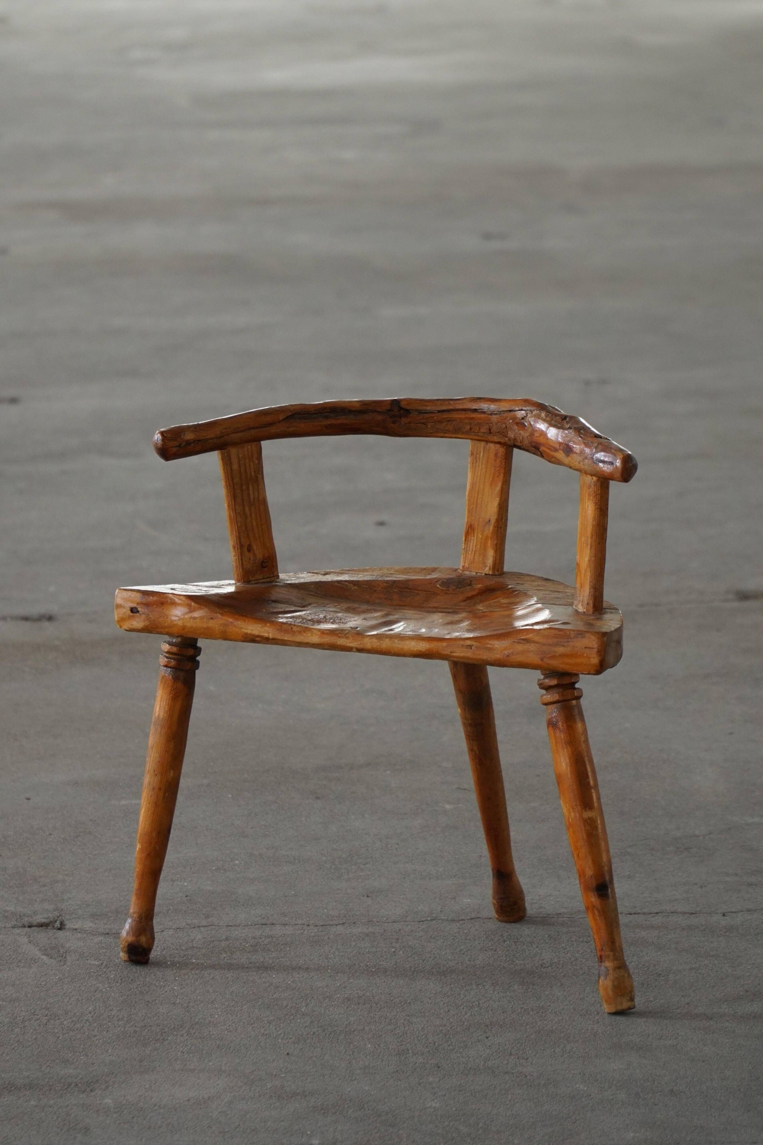 Chaise scandinave folk art trois pieds en pin du début du XXe siècle, wabi sabi