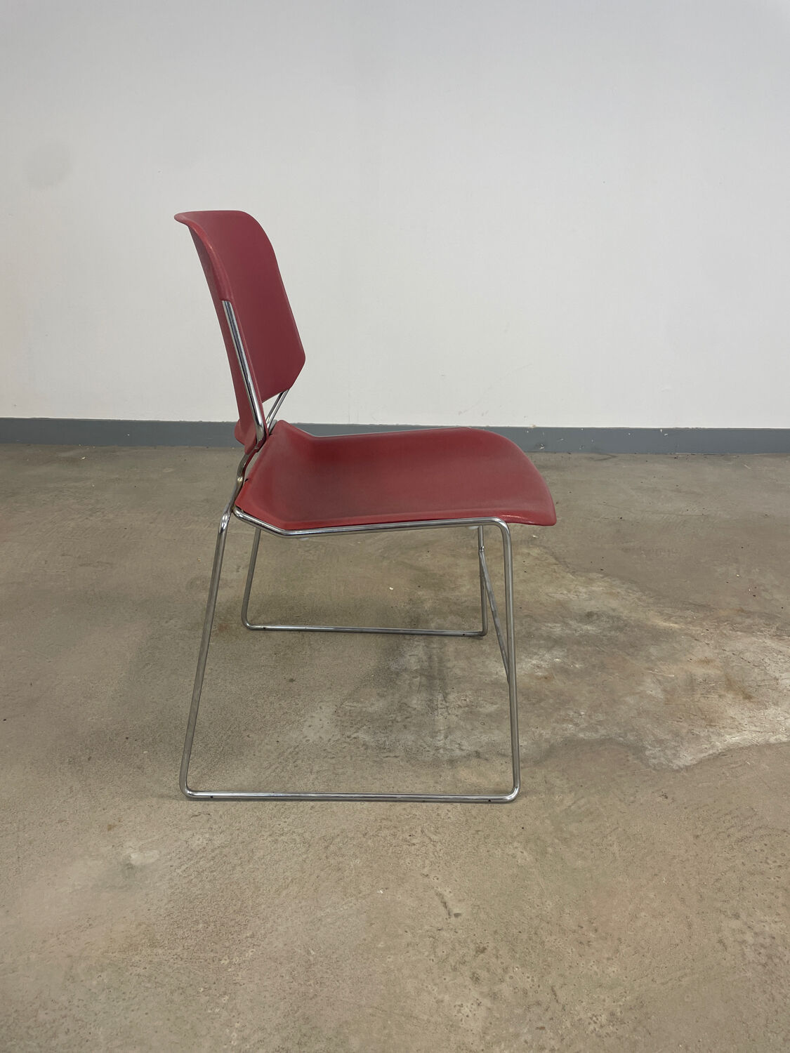 Lot de 24 chaises empilables Matrix Bordeaux, années 70, USA