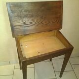 Bureau d'écolier avec encrier