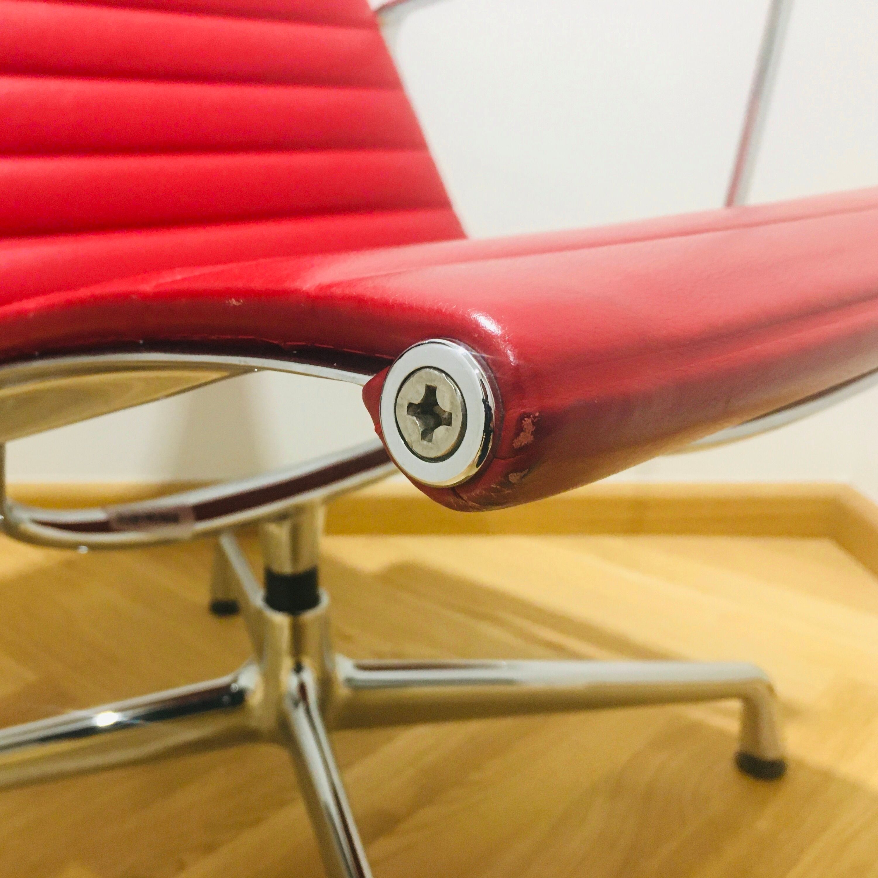 Chaise en aluminium EA116 de Charles & Ray Eames