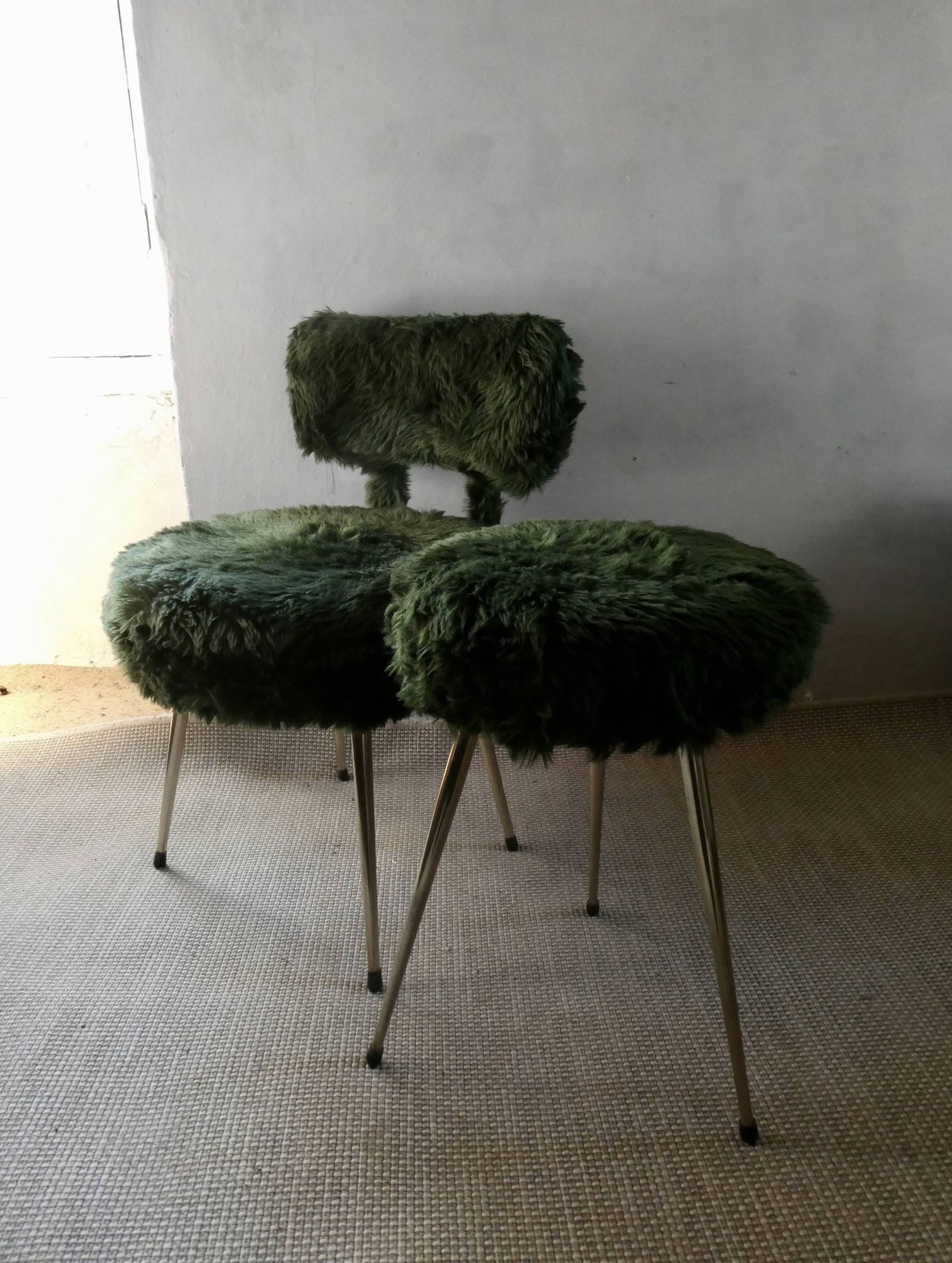 Chaise et tabouret tripode "moumoute" marque Pelfran, vers 1970
