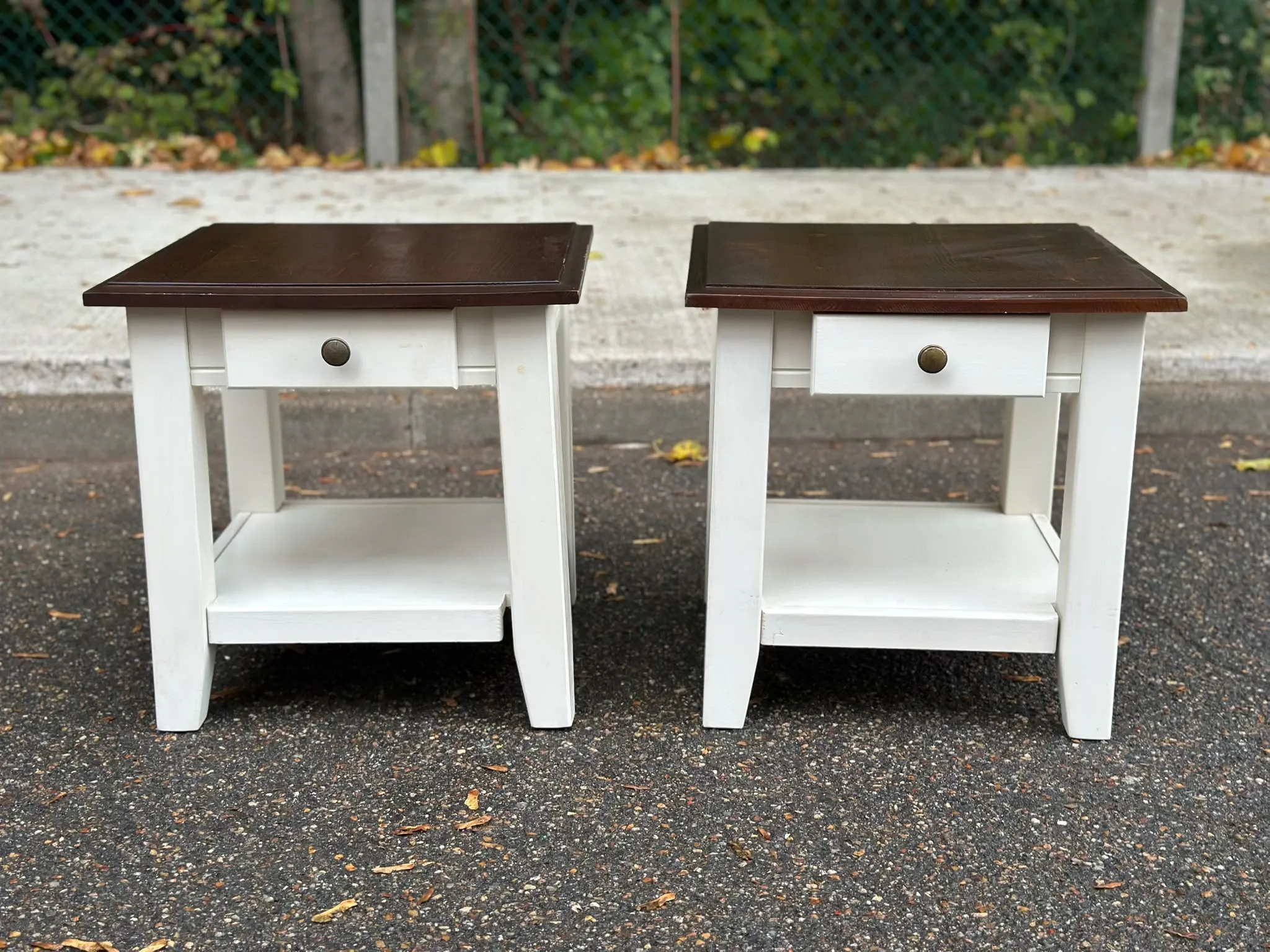 2 farmhouse bedside tables in white and solid wood from 1990.