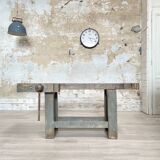 Carpenter's workbench in solid beech wood.
