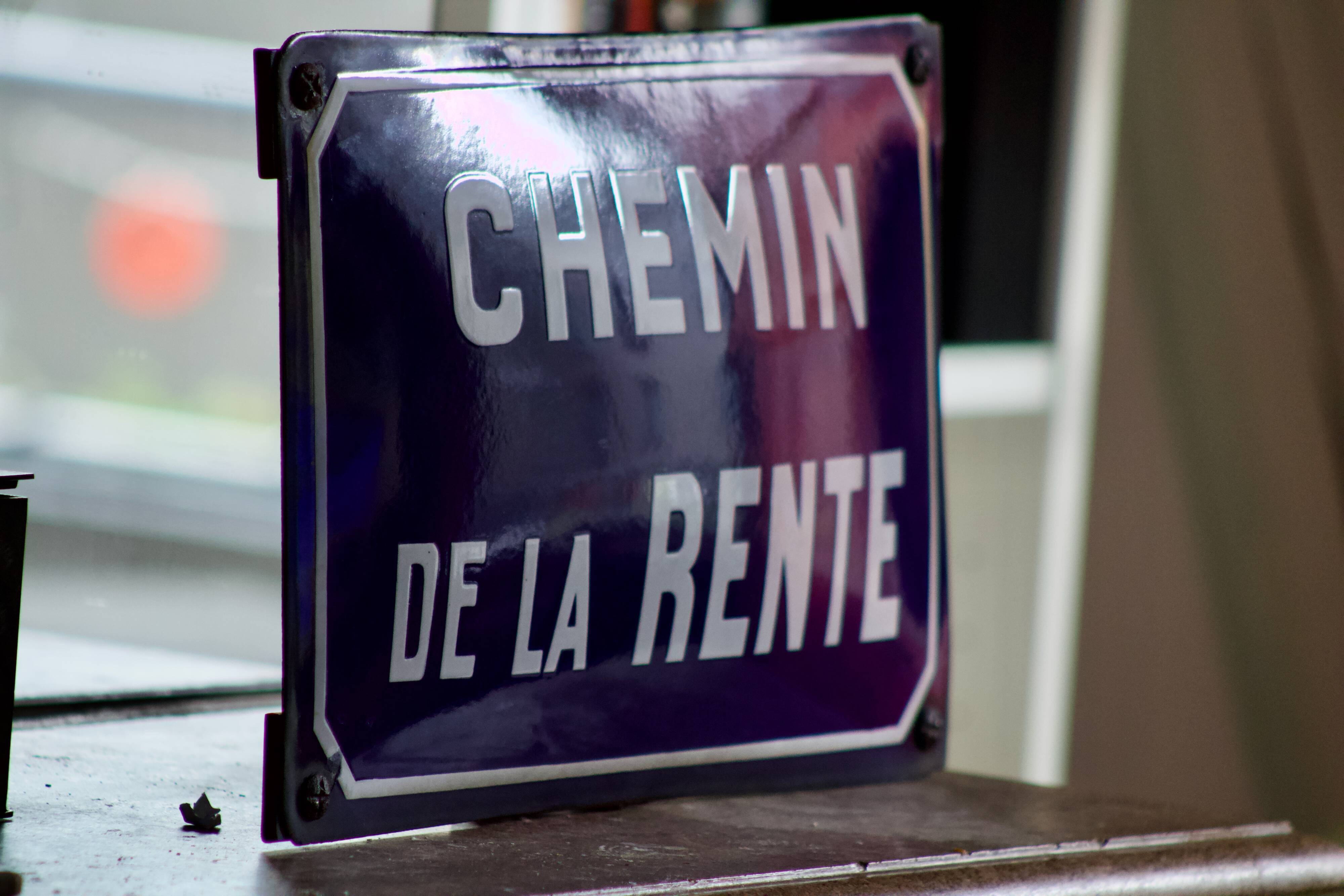 Old Enamelled and bulging "Chemin de la Rente" street plate, in perfect condition, on its cast iron support