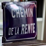 Ancienne plaque de rue émaillée et bombée "chemin de la rente", en parfait état, sur son support en fonte