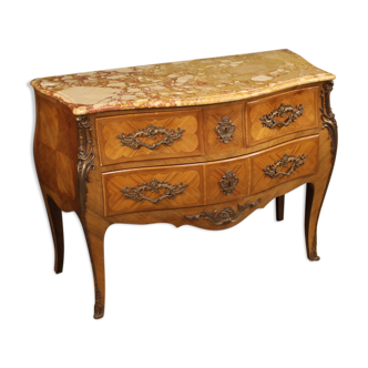 Commode incrustée dans le style Louis XV avec dessus en marbre