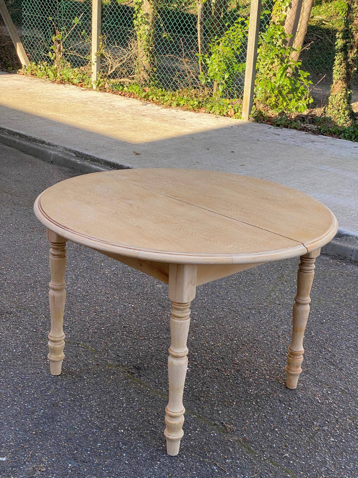 Renovated Louis Philippe round extendable dining table 115cm for 6 people.