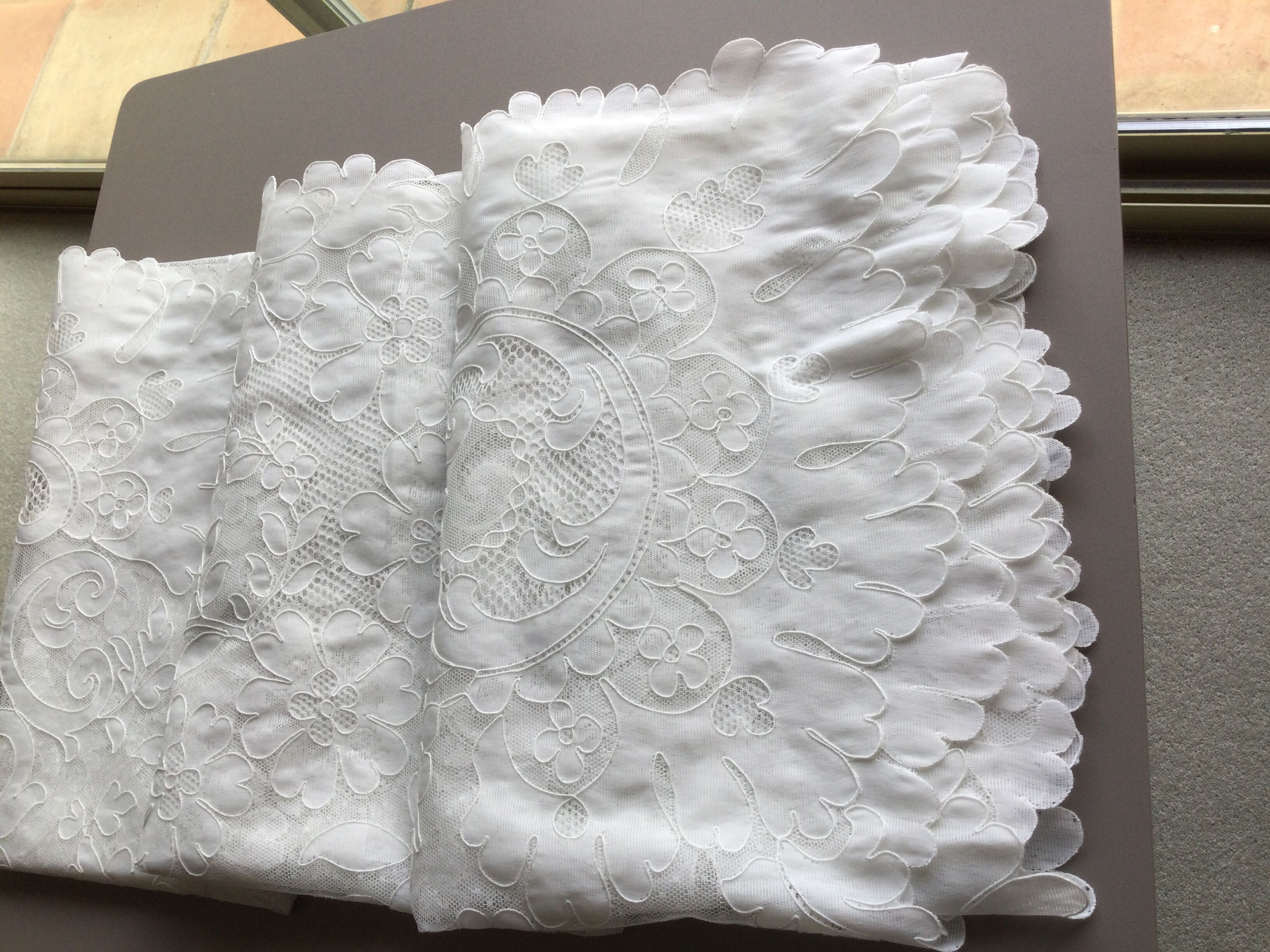 Dognin lace tablecloth and its 12 matching towels