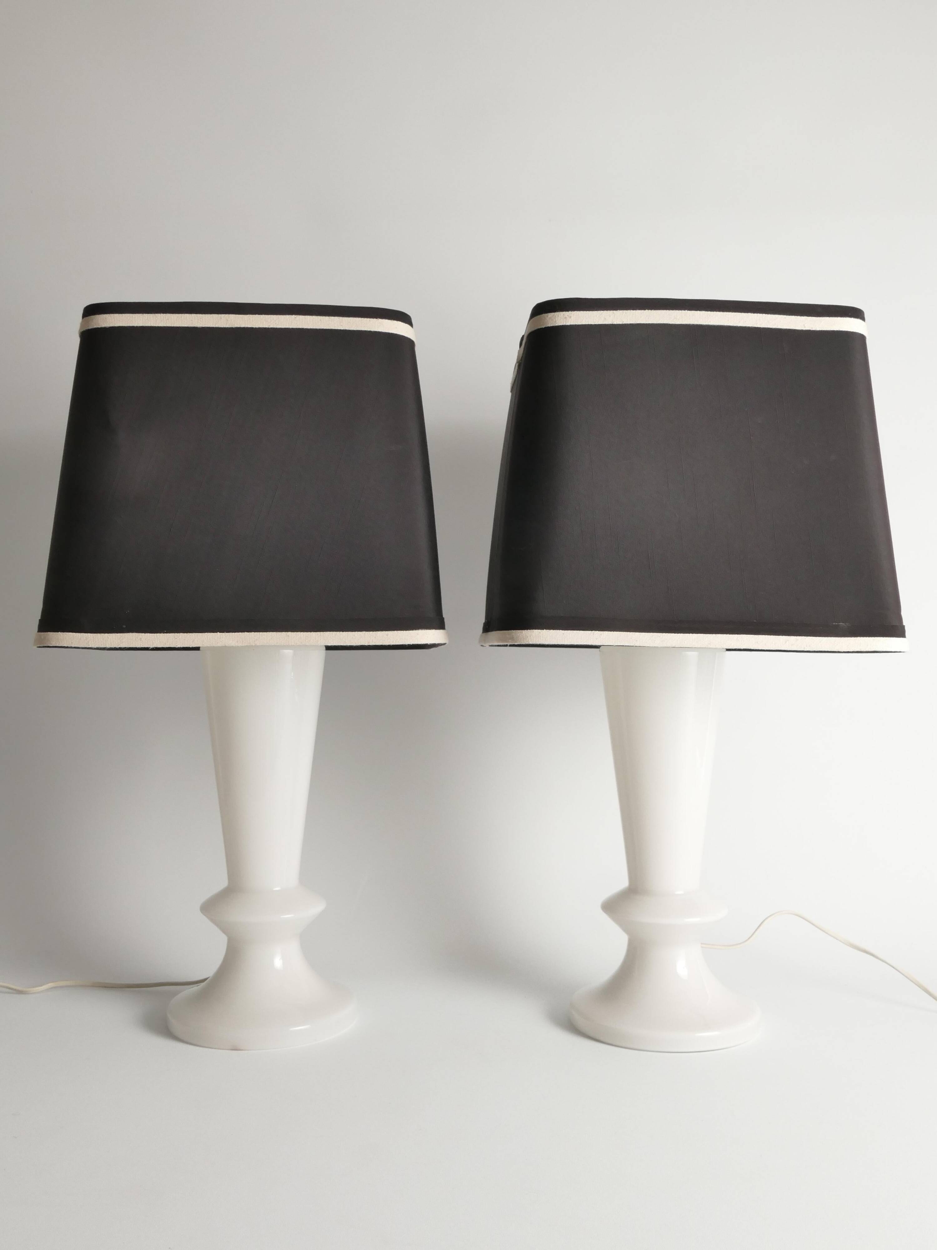 Paire de lampes de table en verre opalin de style mid-century moderne, Suède, ensemble de 2