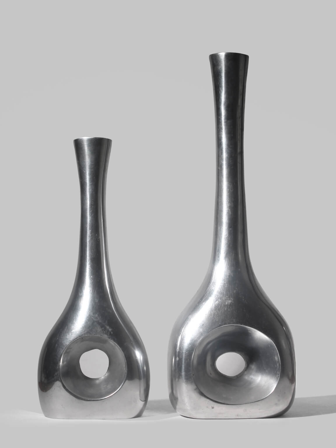Ensemble de vases hauts en aluminium poli avec découpes circulaires