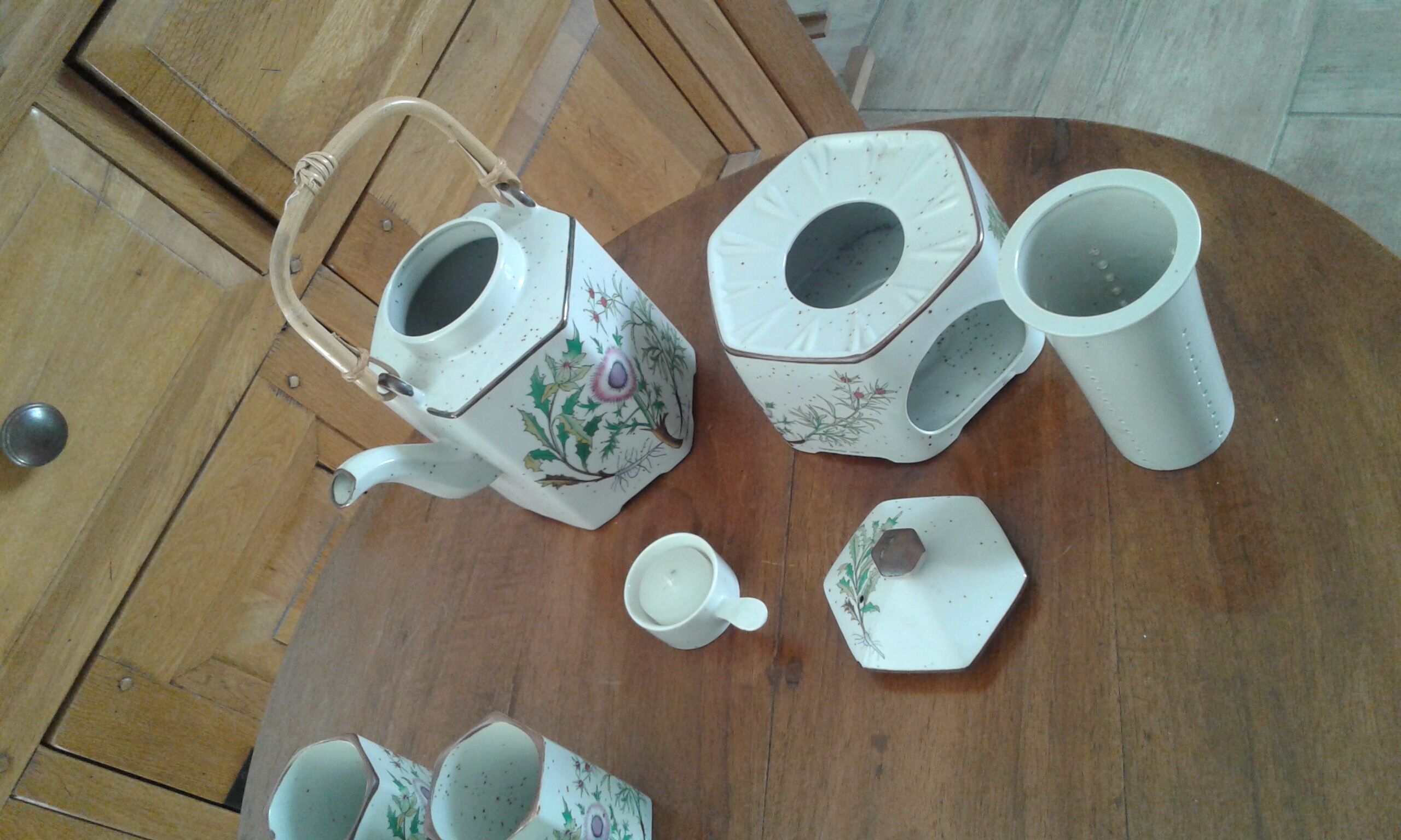Teapot service and 6 cups