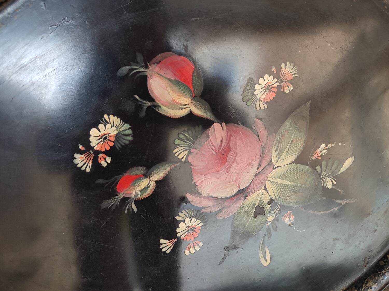 Hand-painted tray in enamelled sheet metal with a bouquet of Napoleon flowers
