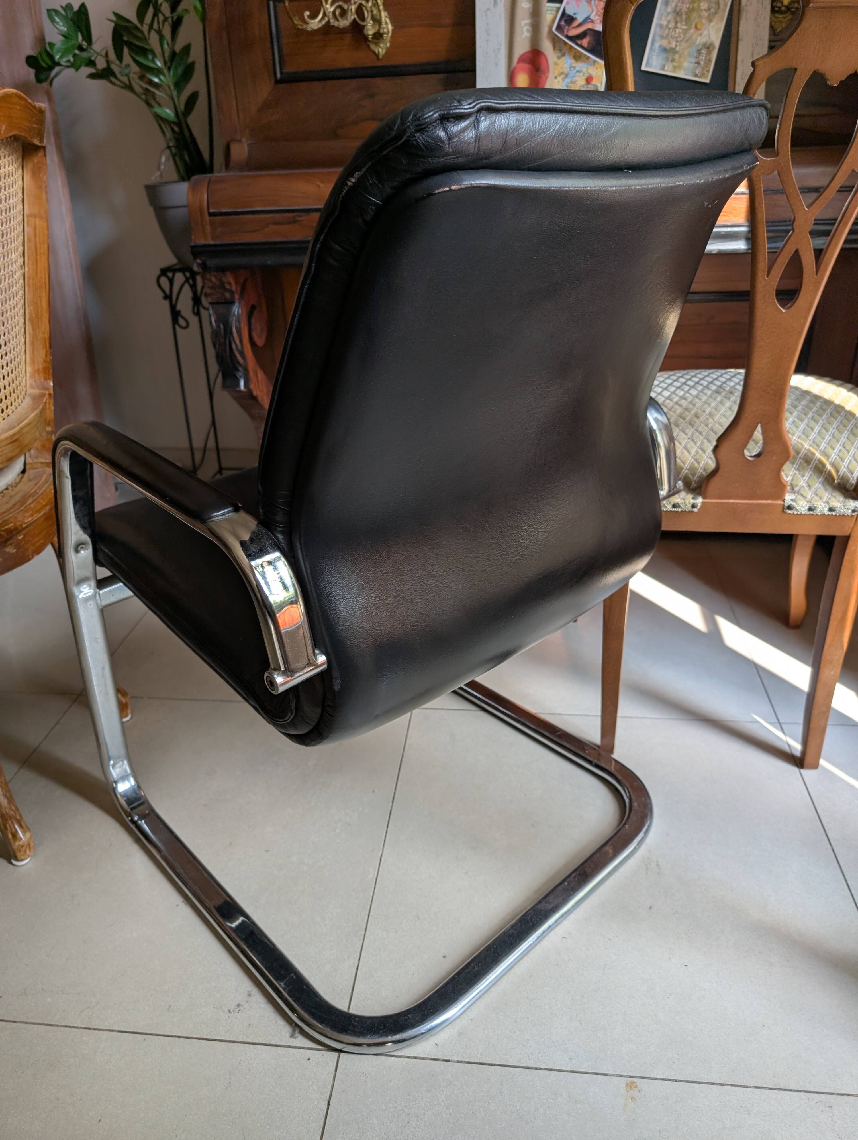 Italian cantilever armchair in black leather and chrome steel from the 1990s.
