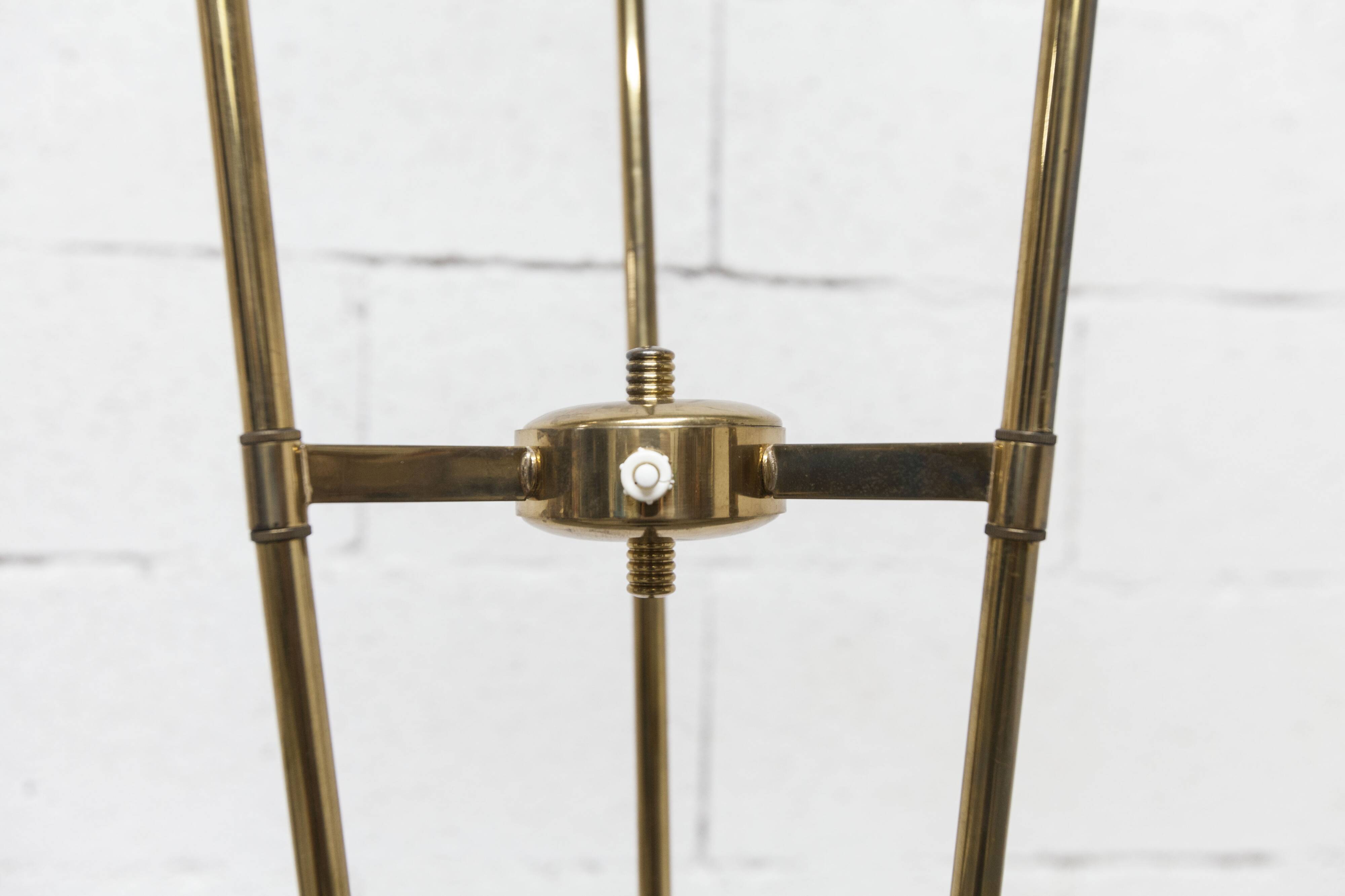 Lampadaire à 3 branches de 1960 laiton doré, fonte et opalines