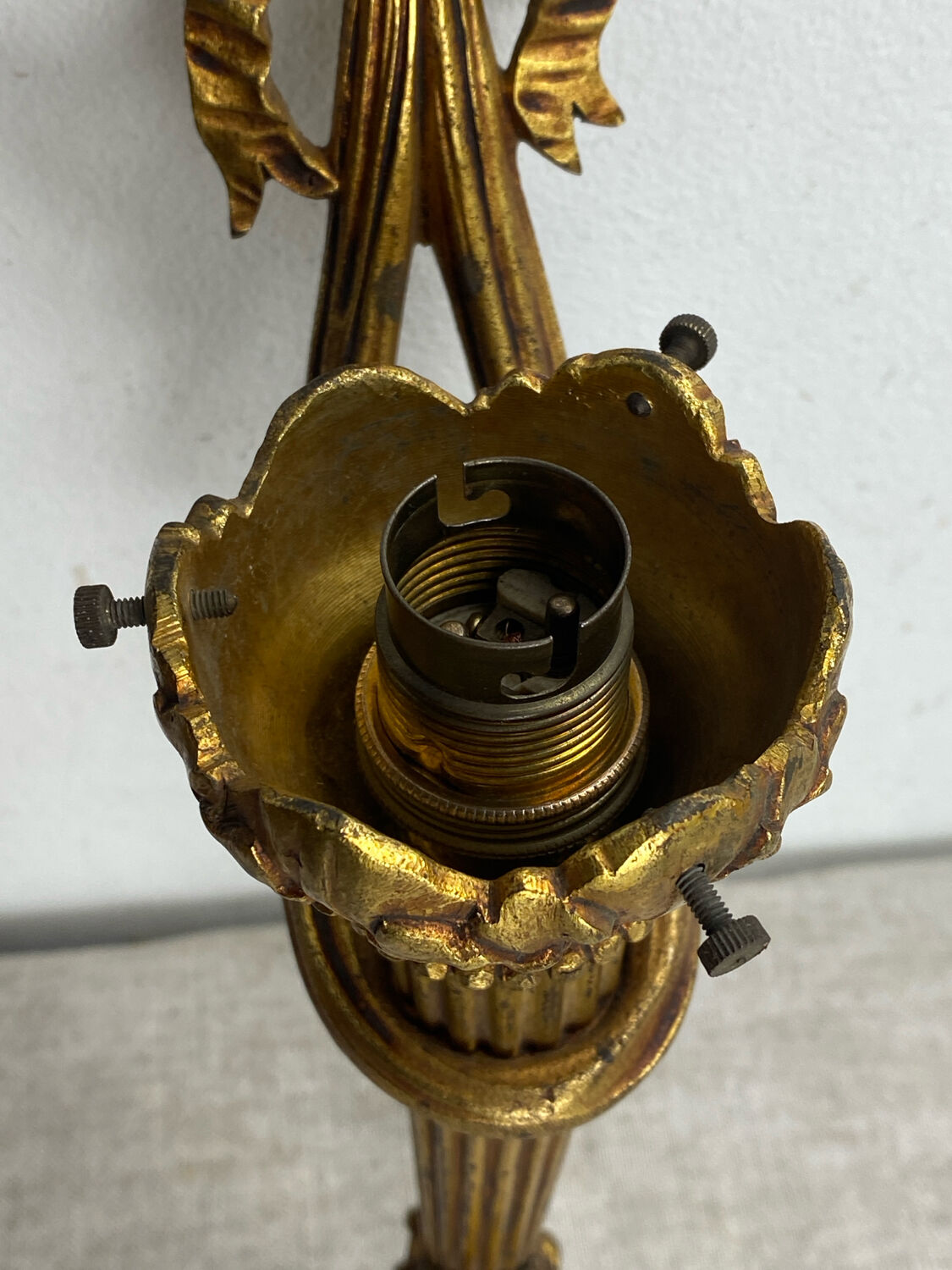 Bronze wall light, decorated with a bow and ribbon.