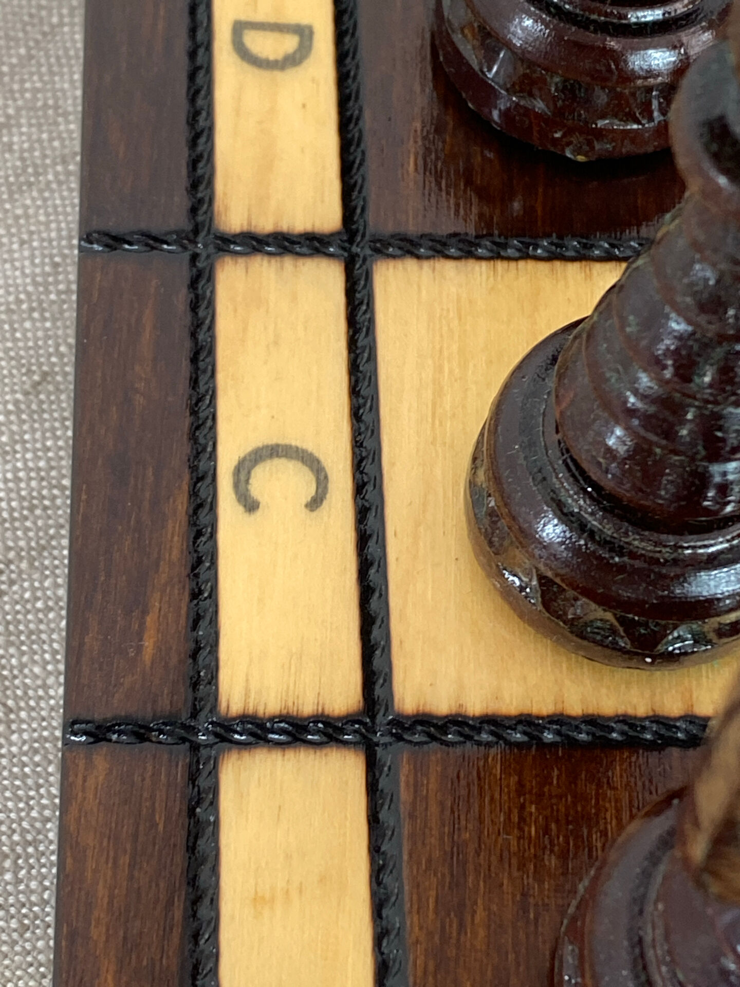Jeu d’échec avec plateau et pièces en bois 