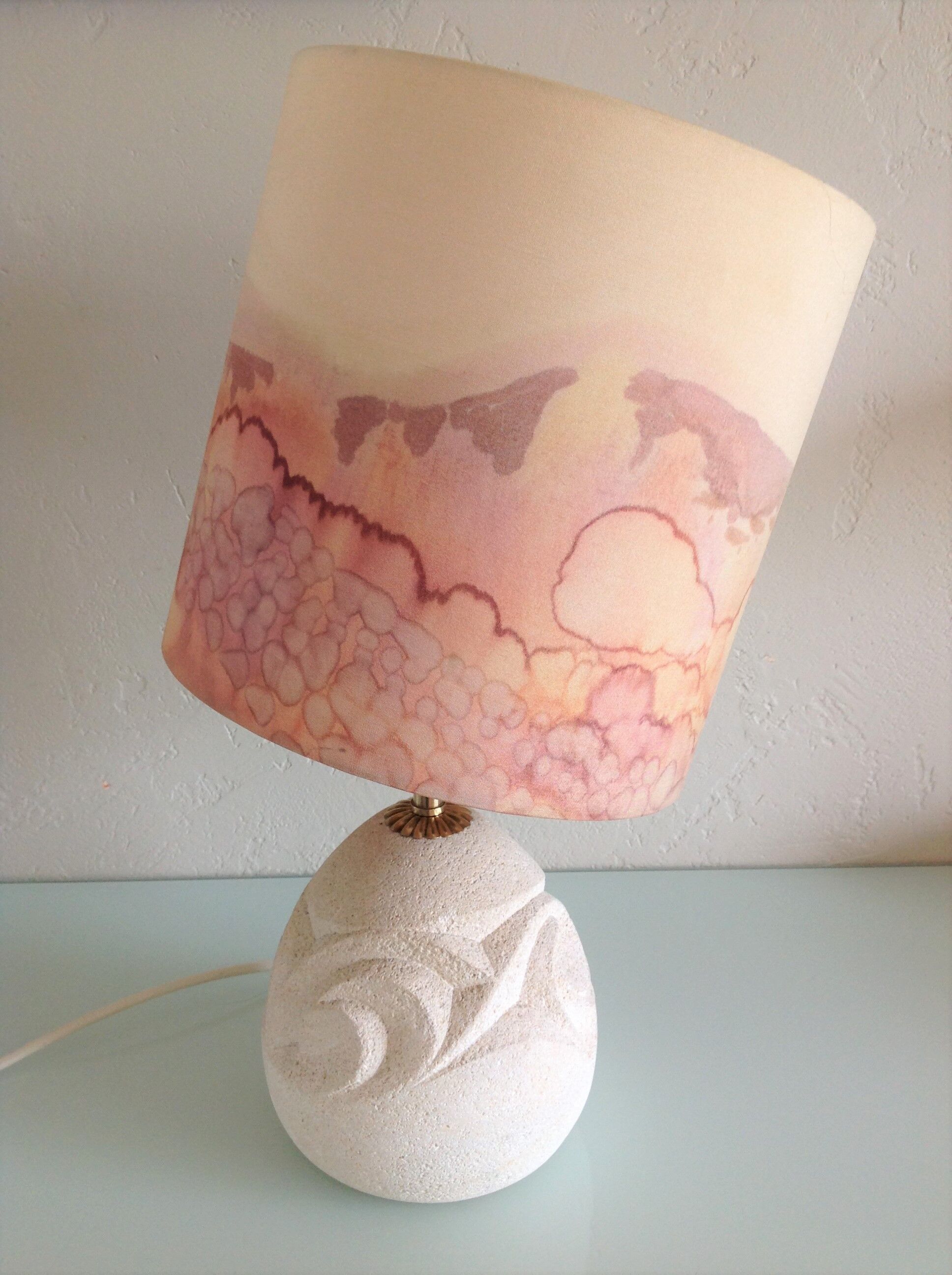 Ovoid lamp in carved stone and printed lampshade / vintage 60-70s