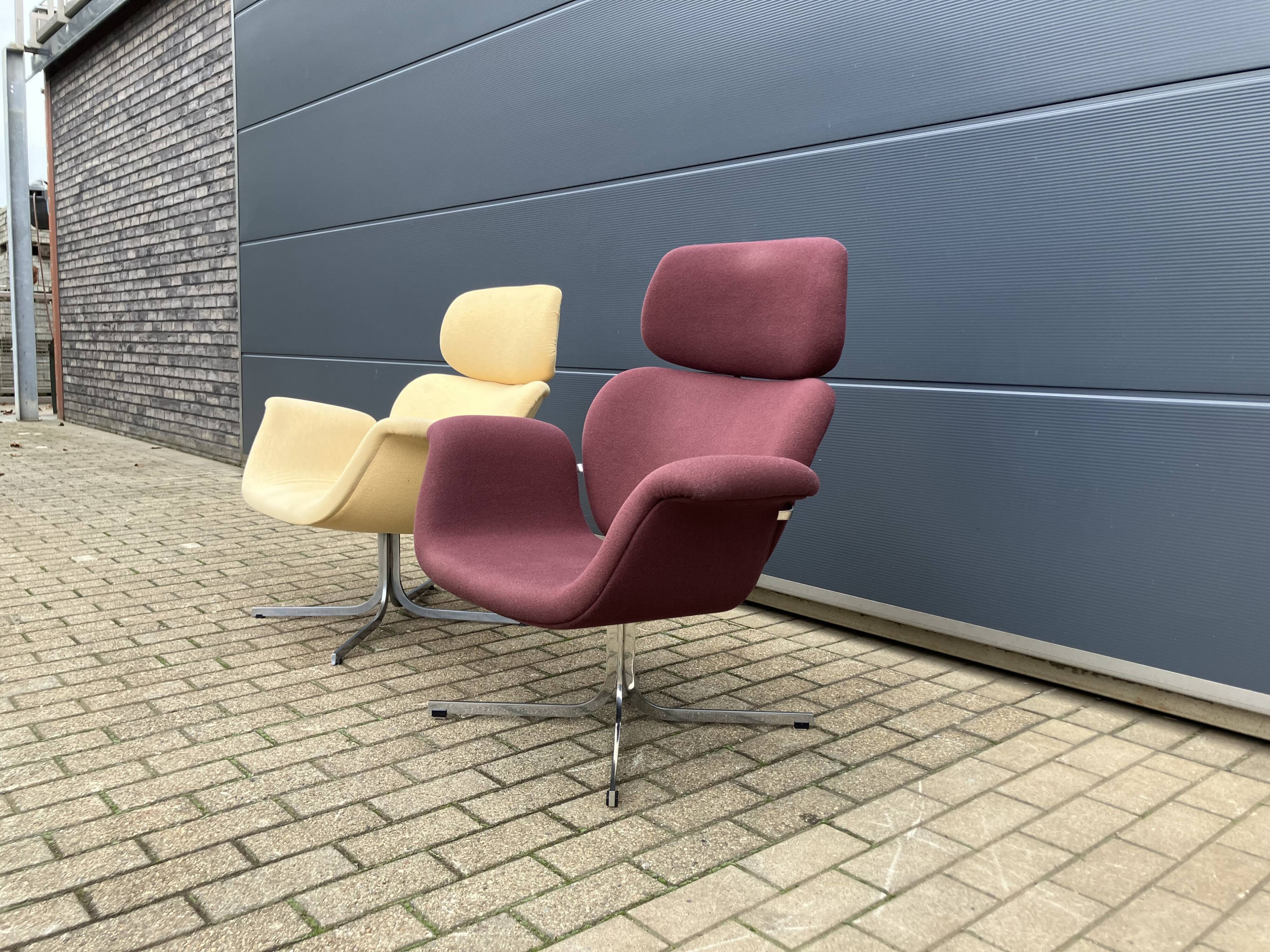 2x Artifort Big Tulip by Pierre Paulin, oud model met kruisvoet