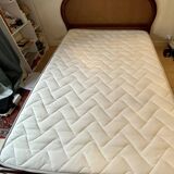Lit double en cannage (matelas et sommier inclus)