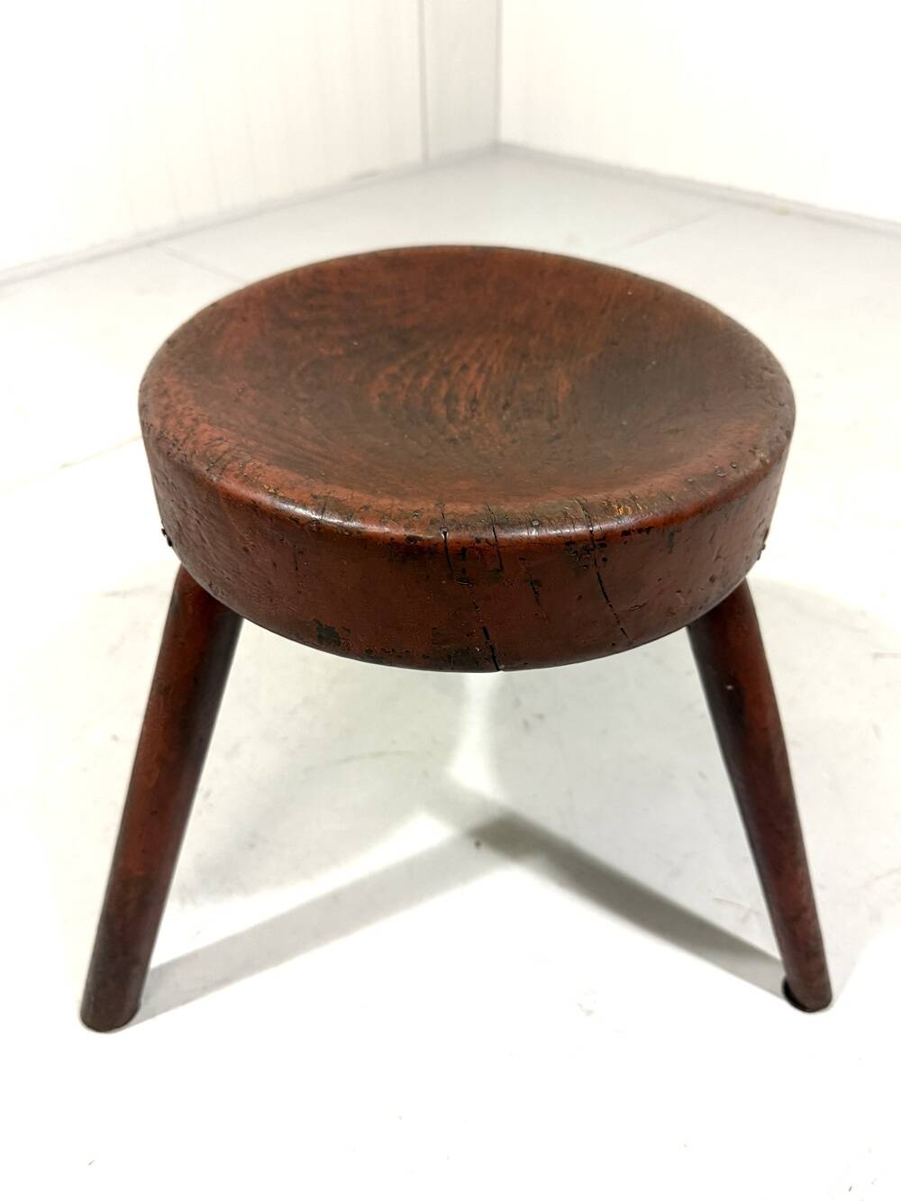 Tabouret trépied rustique ancien en bois, années 1900
