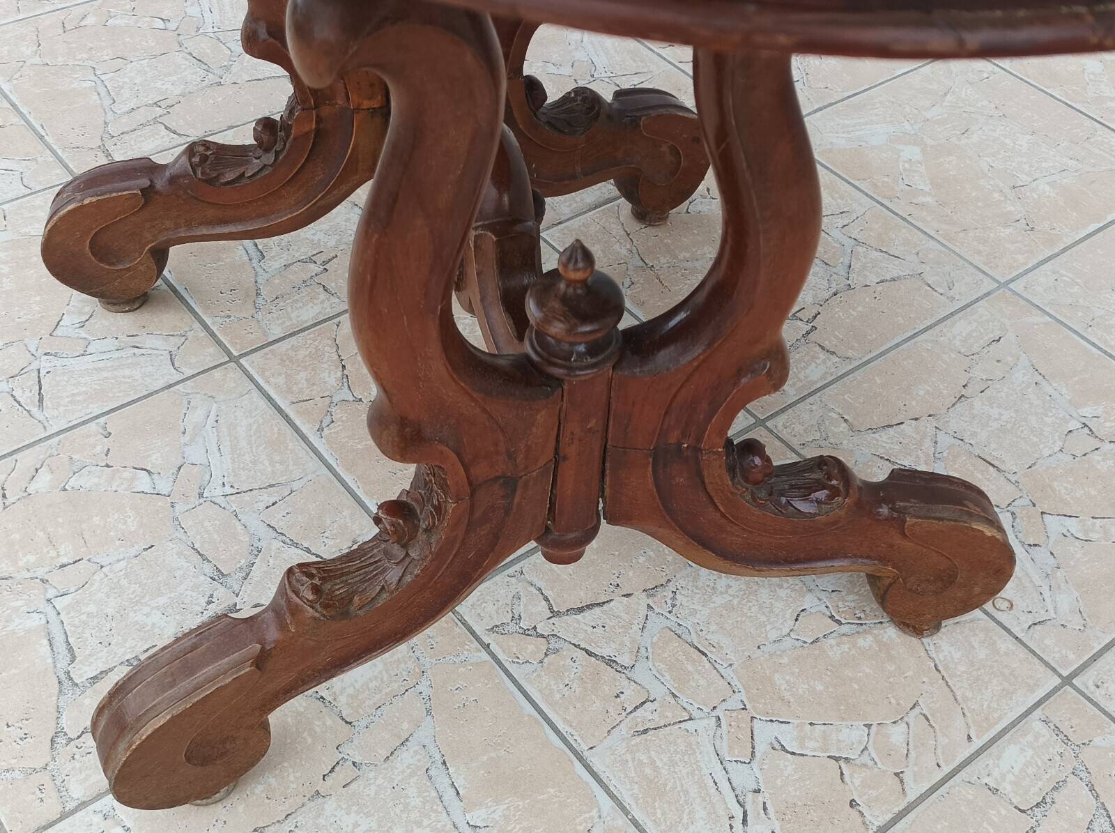 Napoleon III guéridon table in walnut