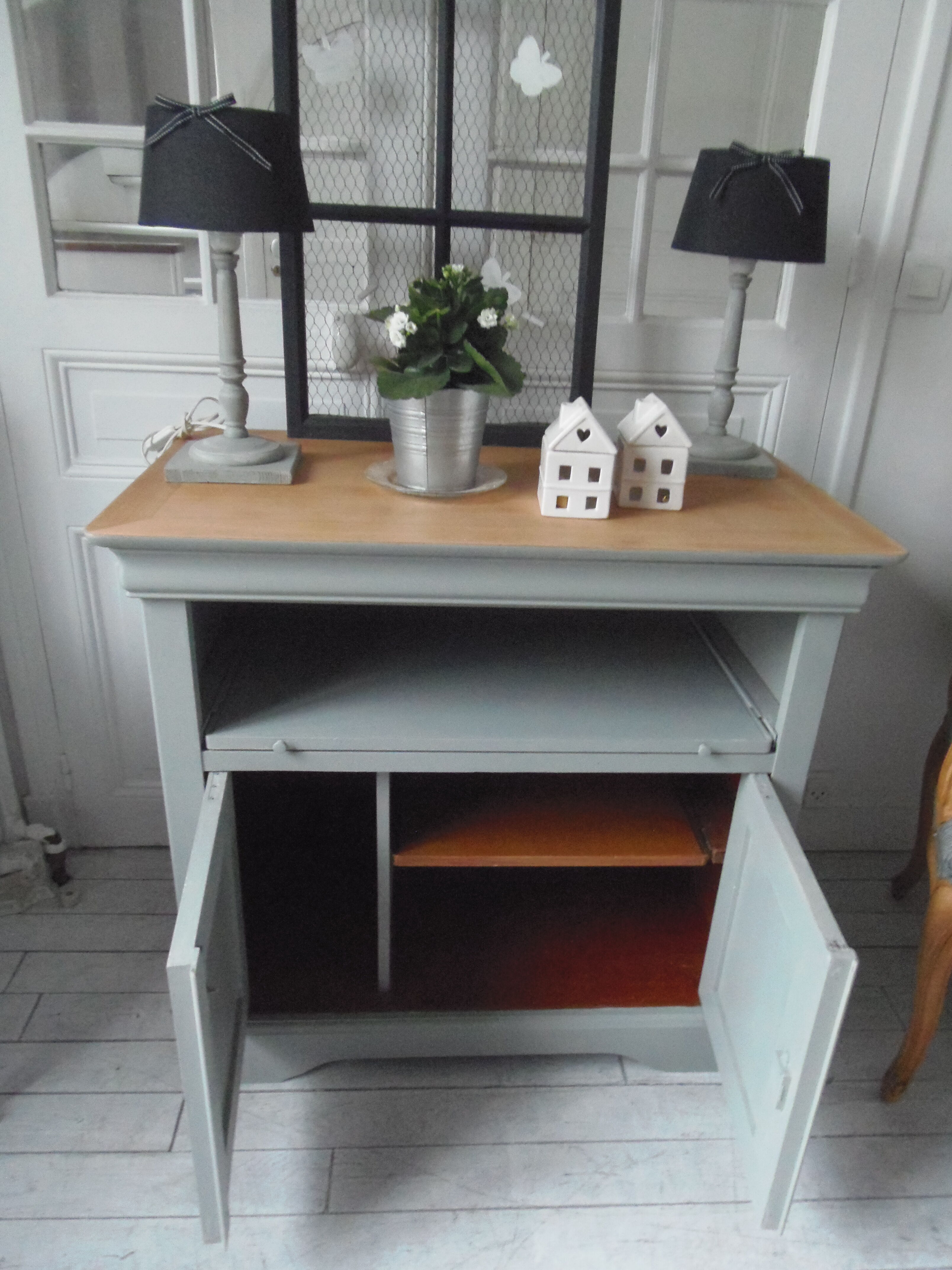 Louis Philippe-style storage furniture with grey wood tray, it is composed of a niche with sliding tray and below a storage closed by 2 doors.