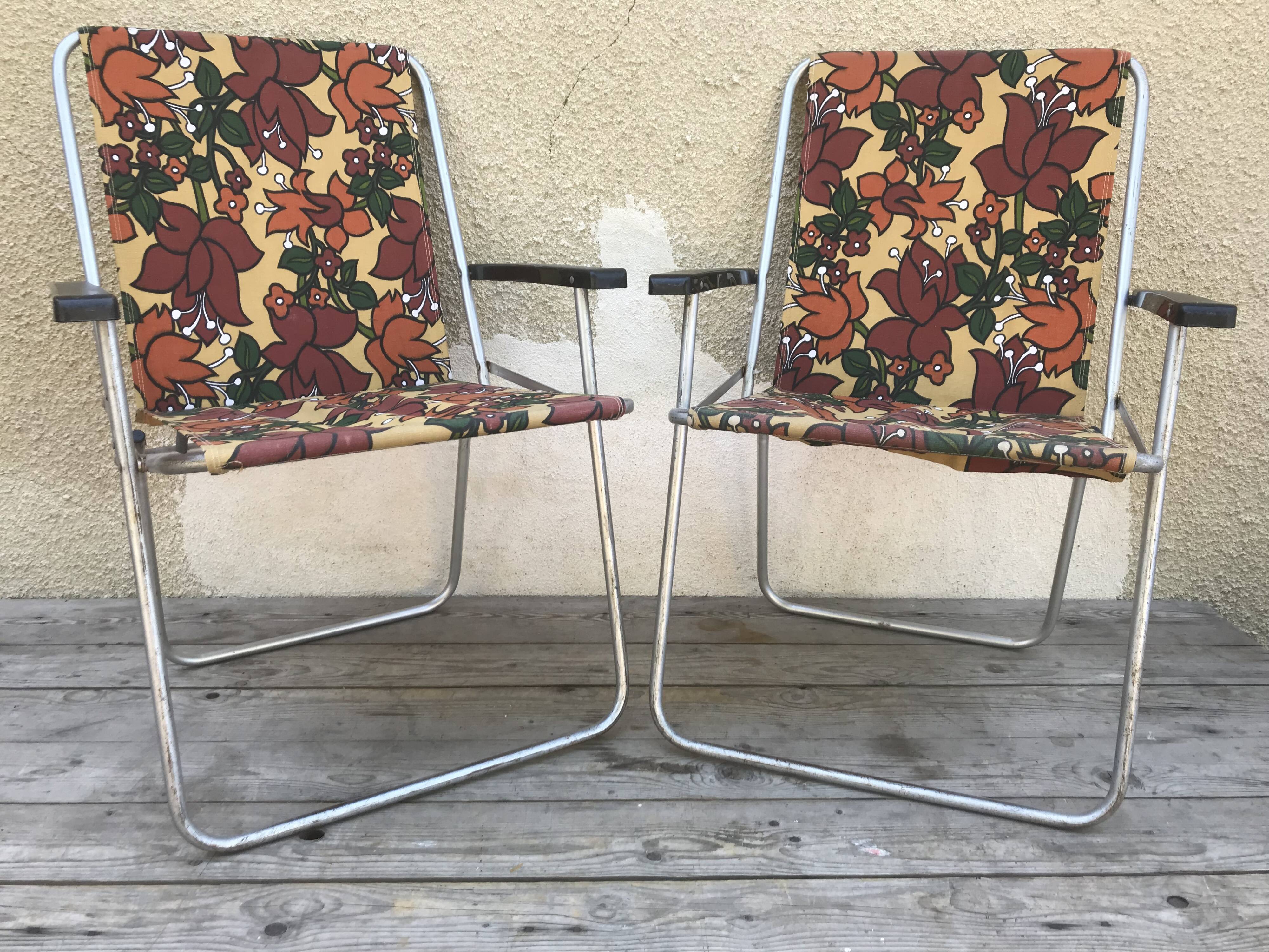Paire de chaises anciennes de jardin pliantes en métal aluminium et tissu fleurs années 70