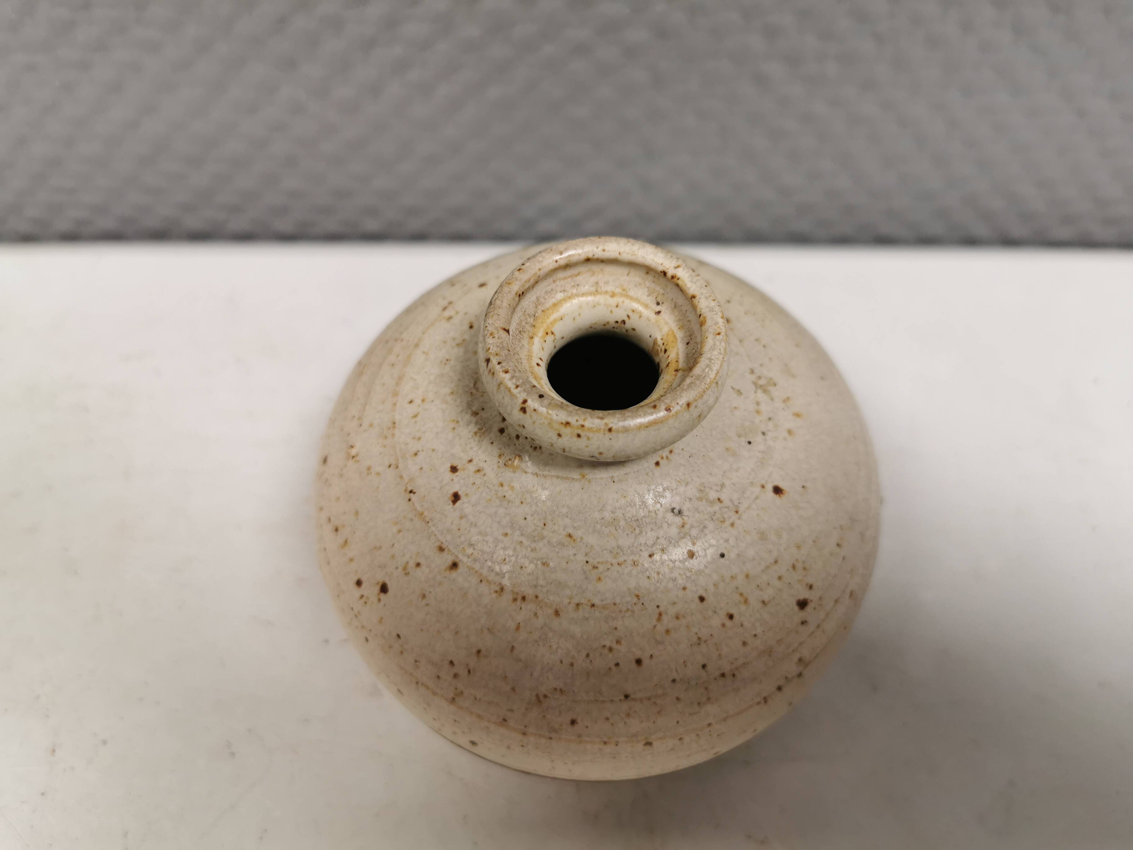 Petit vase sphérique, danois des années 1970-80.