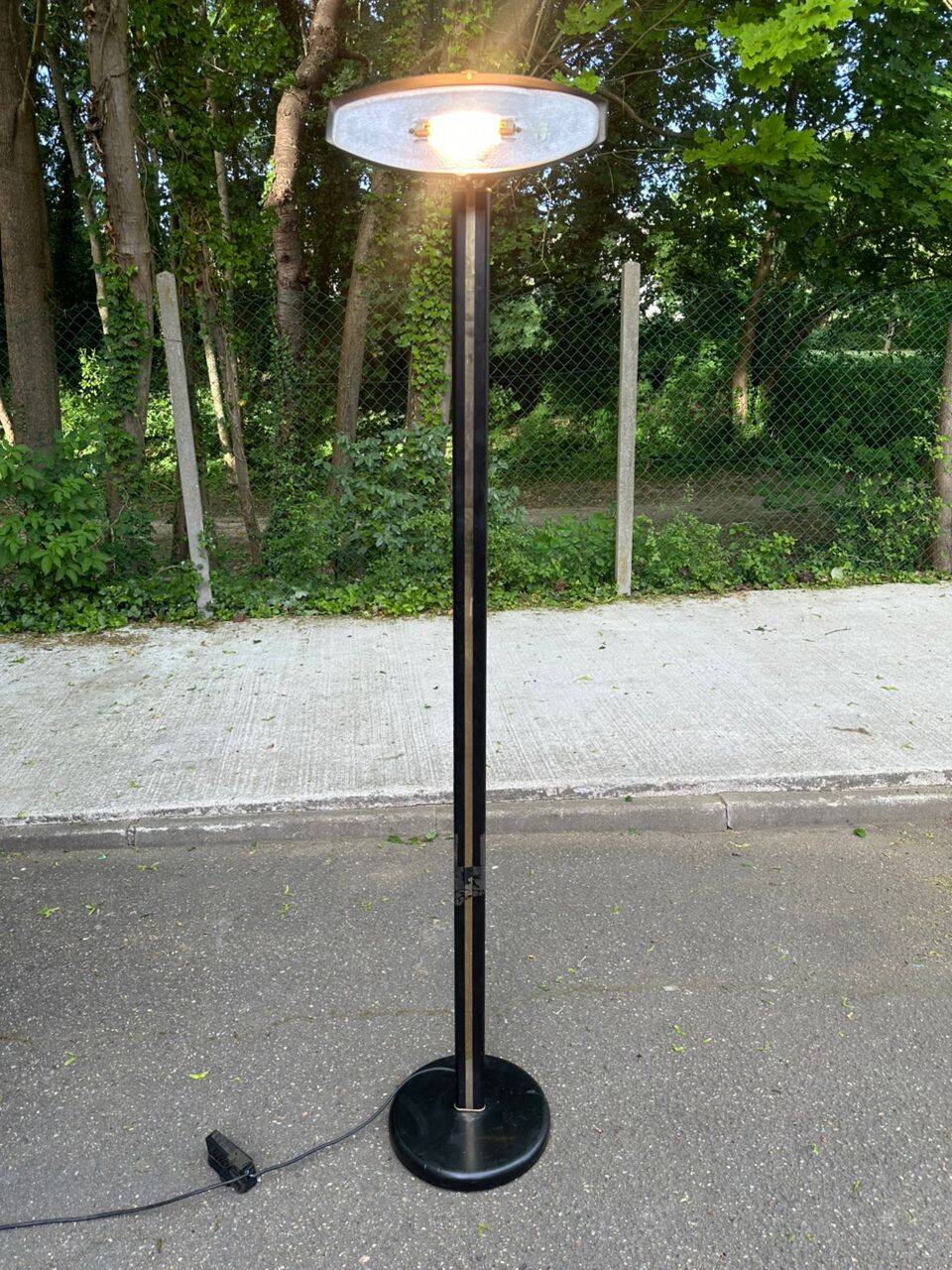 Italian torchiere floor lamp Ilmo 1970 black steel and gold brass