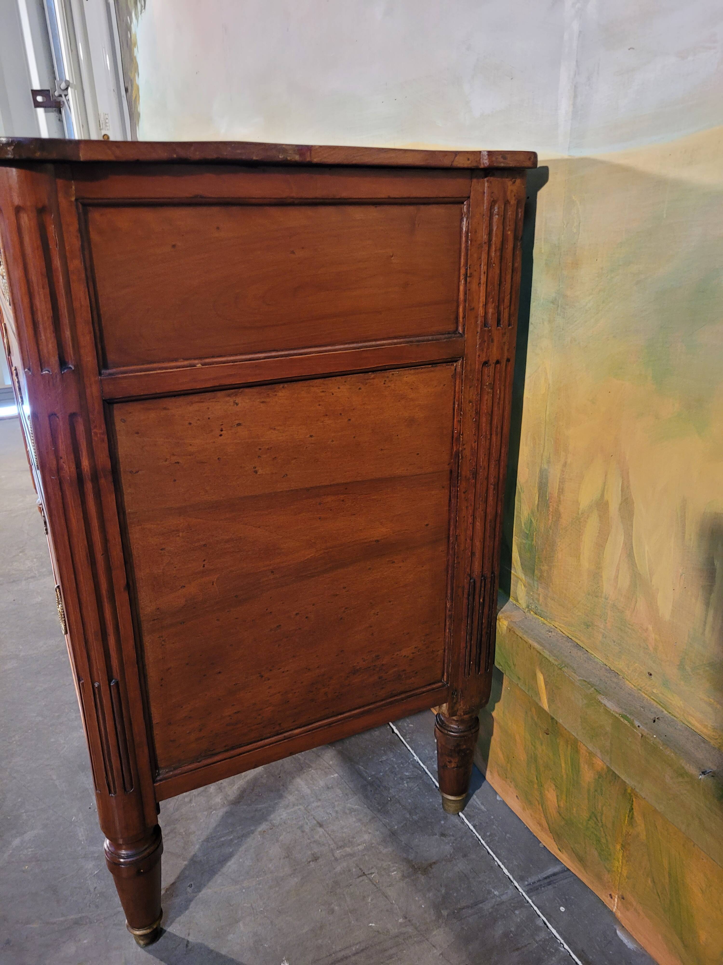 Petite commode époque Louis XVI en merisier