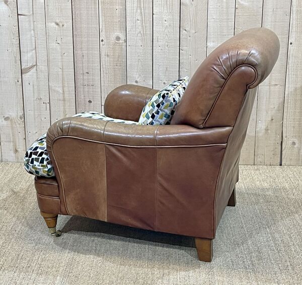 fauteuil club Anglais En cuir Des Années 90, Assise Et Coussin En Tissu Paddington De Chez Casamance