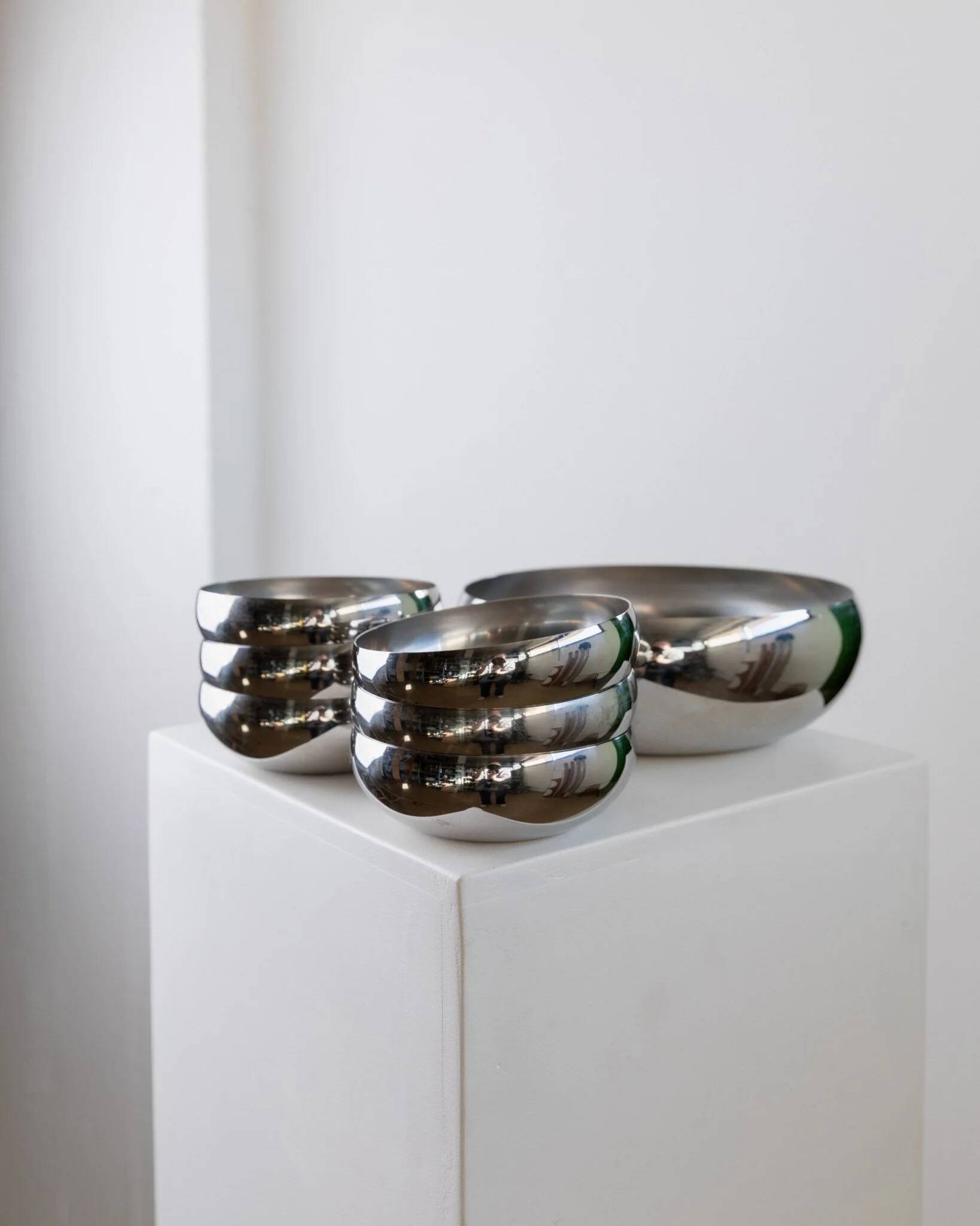 Set of 7 silver stainless steel bowls Space Age vintage Italian design stackable and elegant