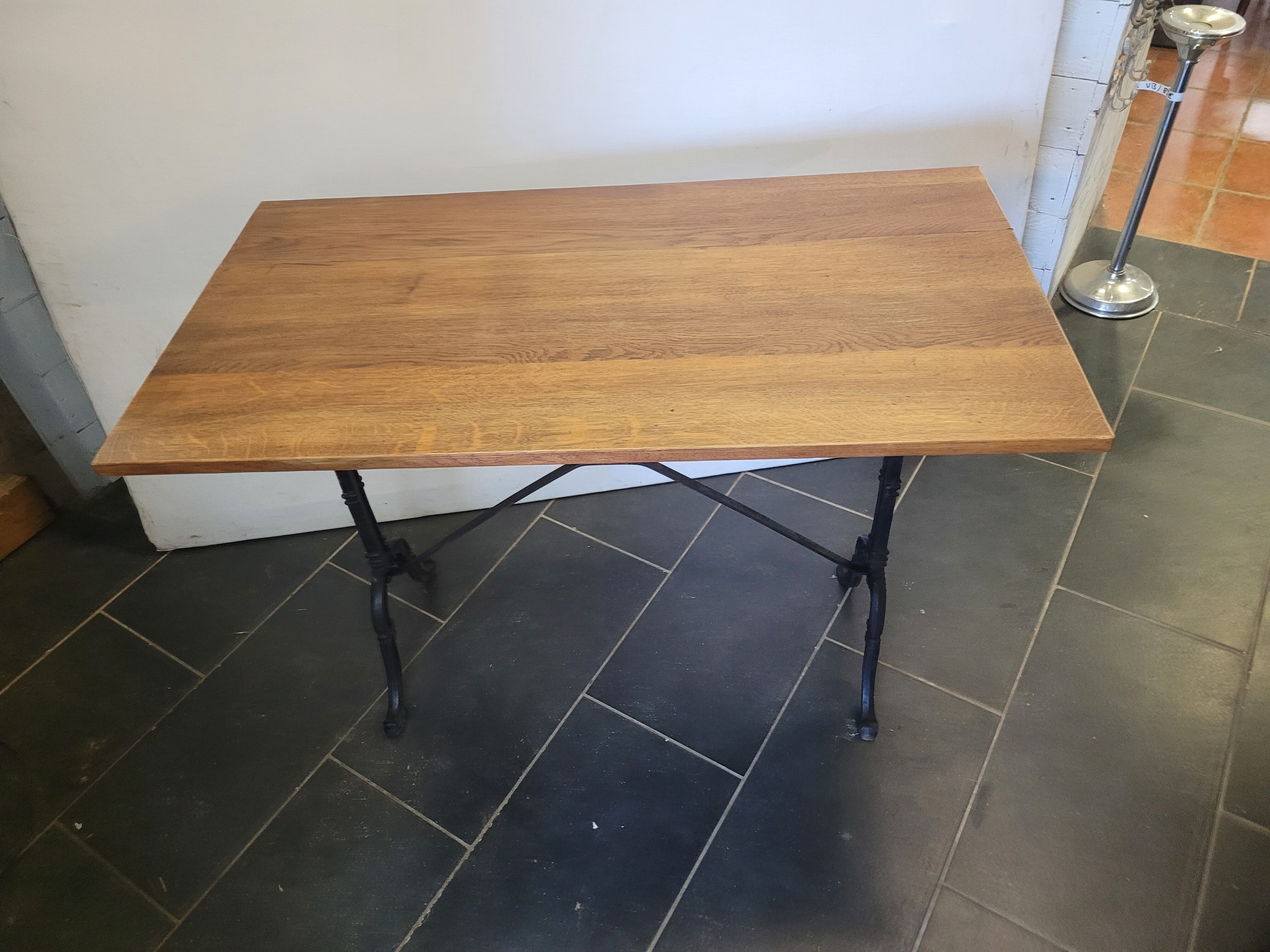 Table bistrot piètement fonte dessus en chêne