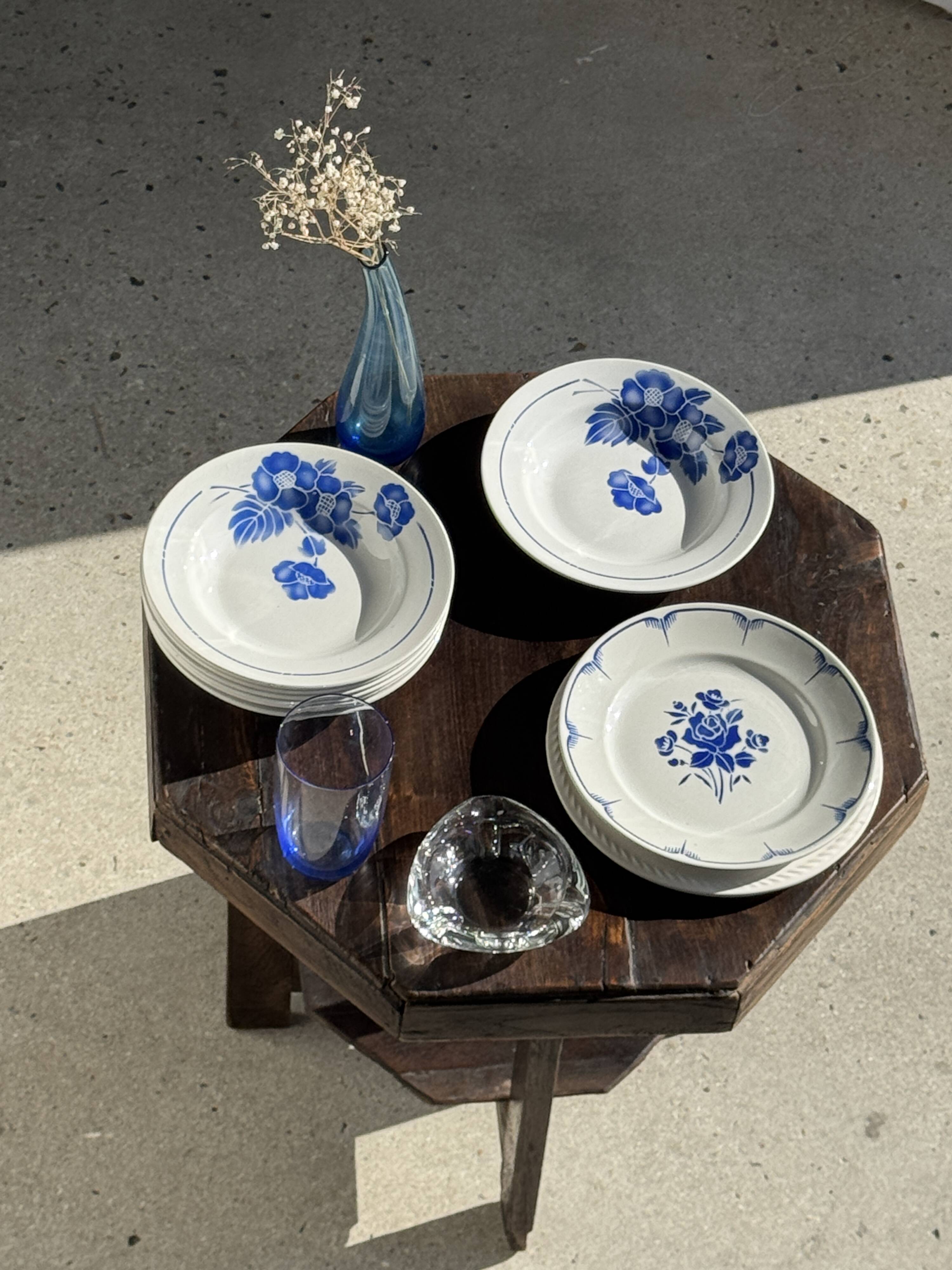Decorative plate with blue flower pattern D25
