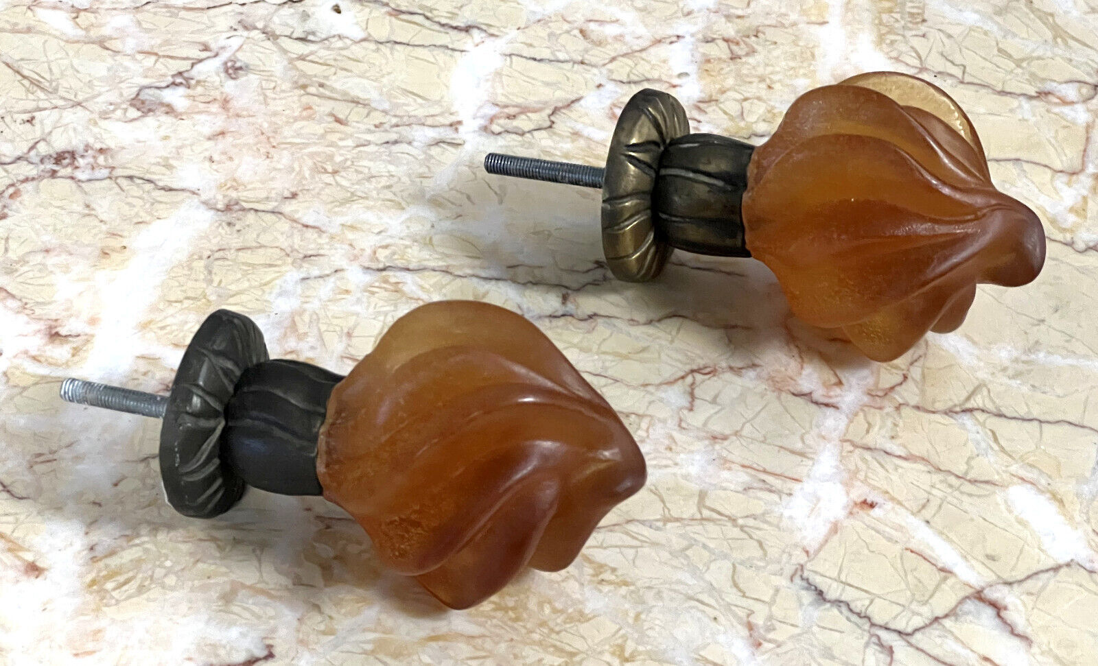 Deux poignées de porte en verre de couleur ambre circa 1970, daum france & mathias