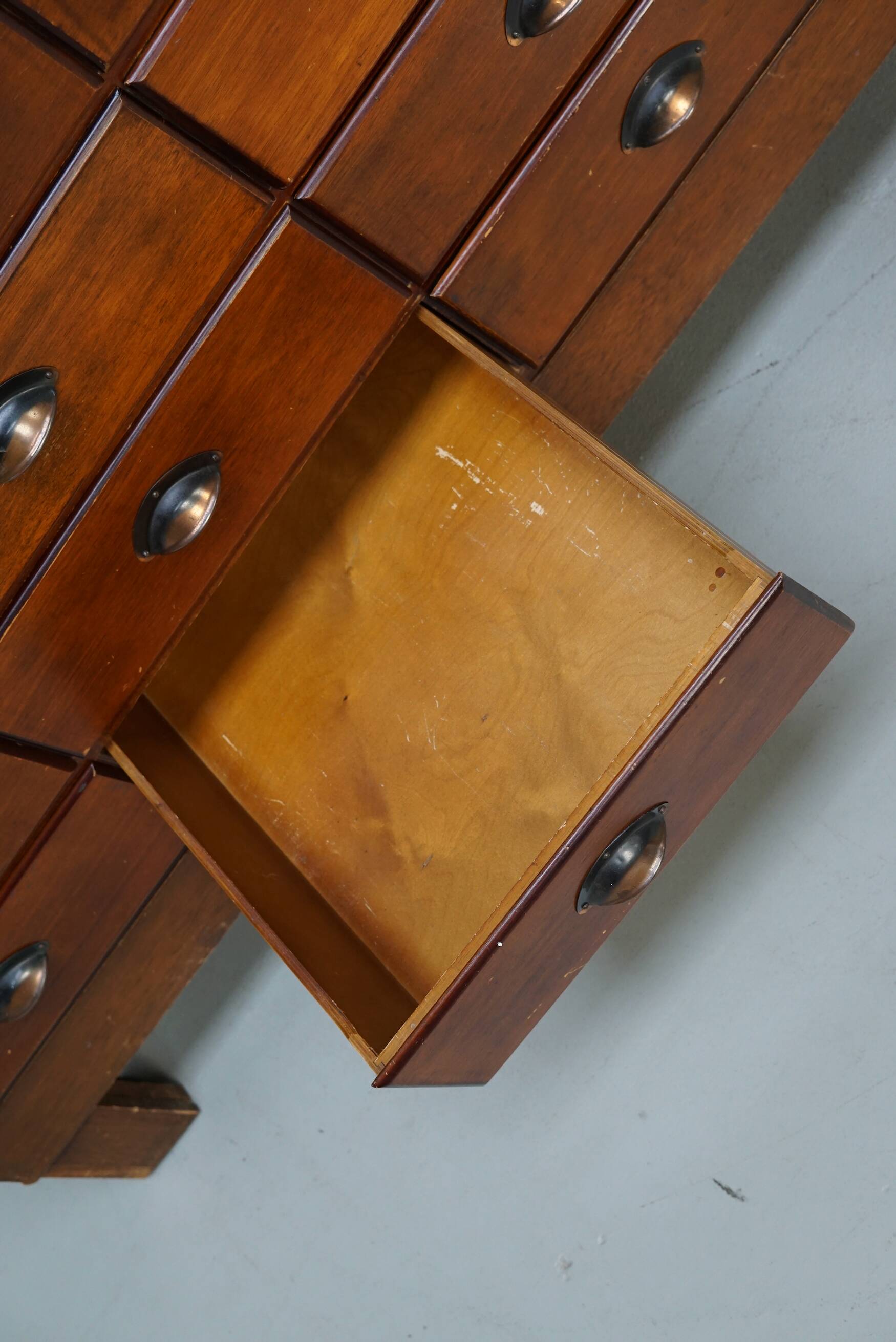 Comptoir de magasin en hêtre anglais antique, vers 1920-1930
