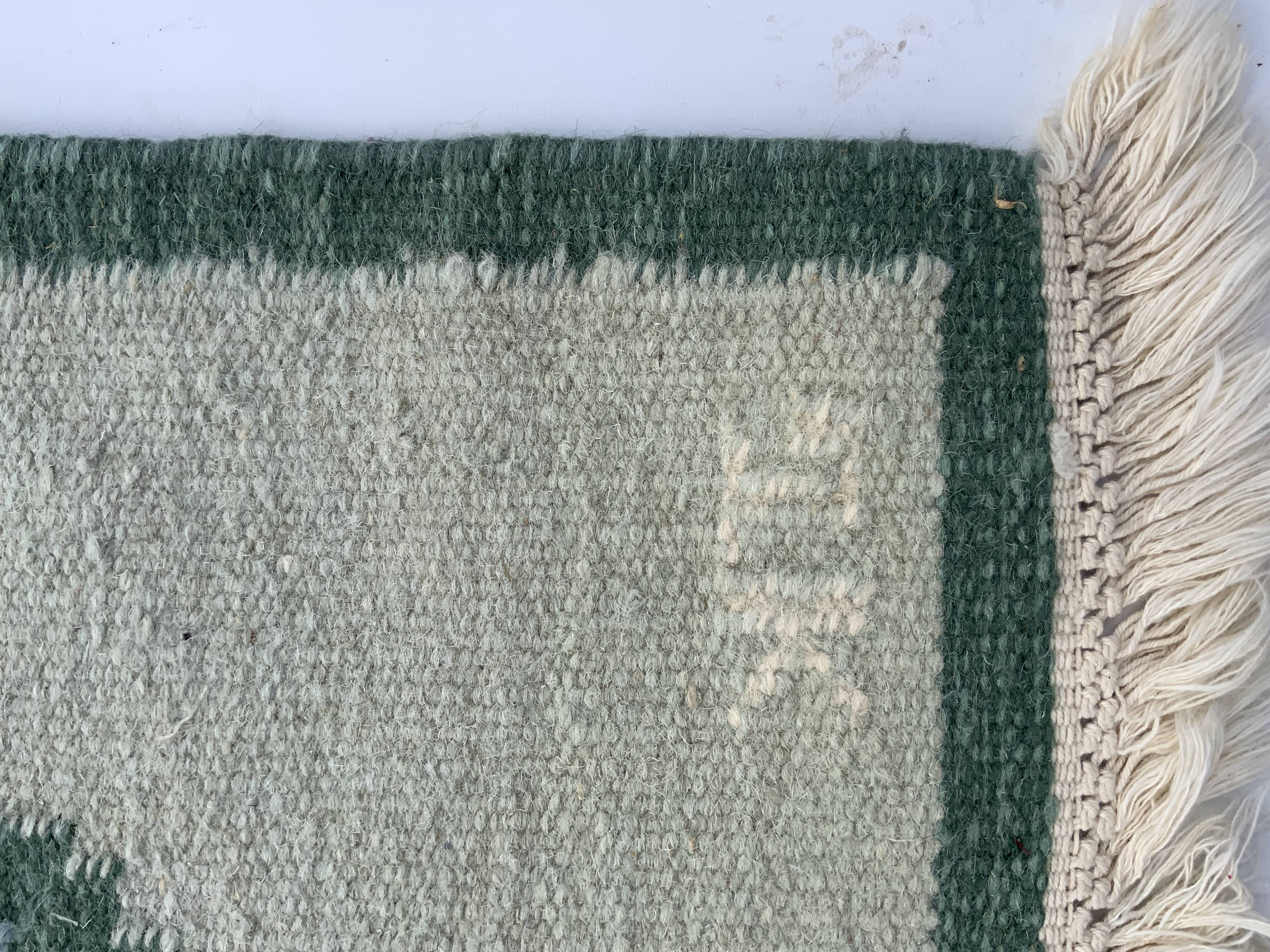 Tapis suédois en laine tissé à plat Kilim Rölakan en vert par Karin Jonsson 1960