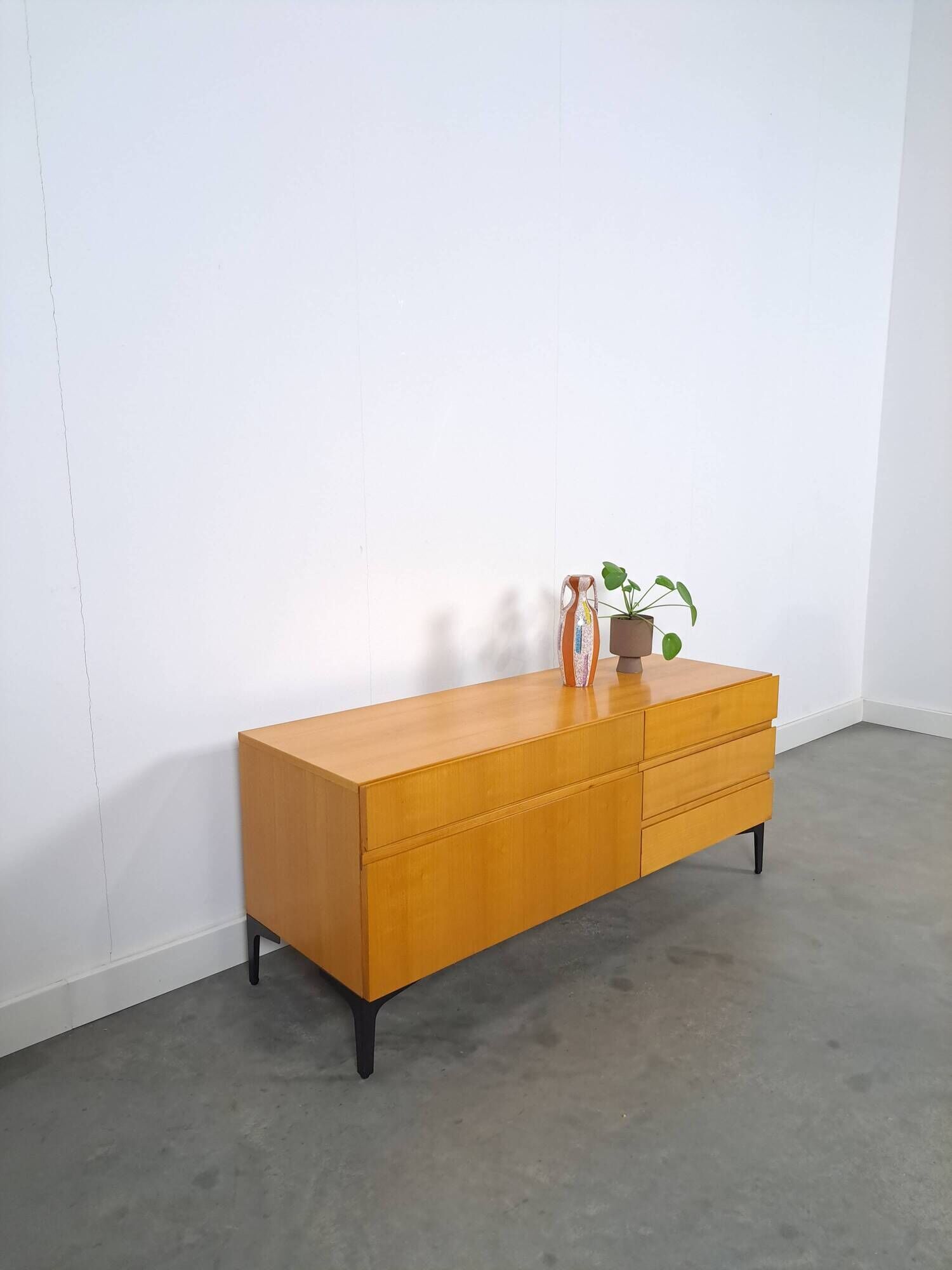 Fineer tv meubel dressoir met lades en zwart stalen poten