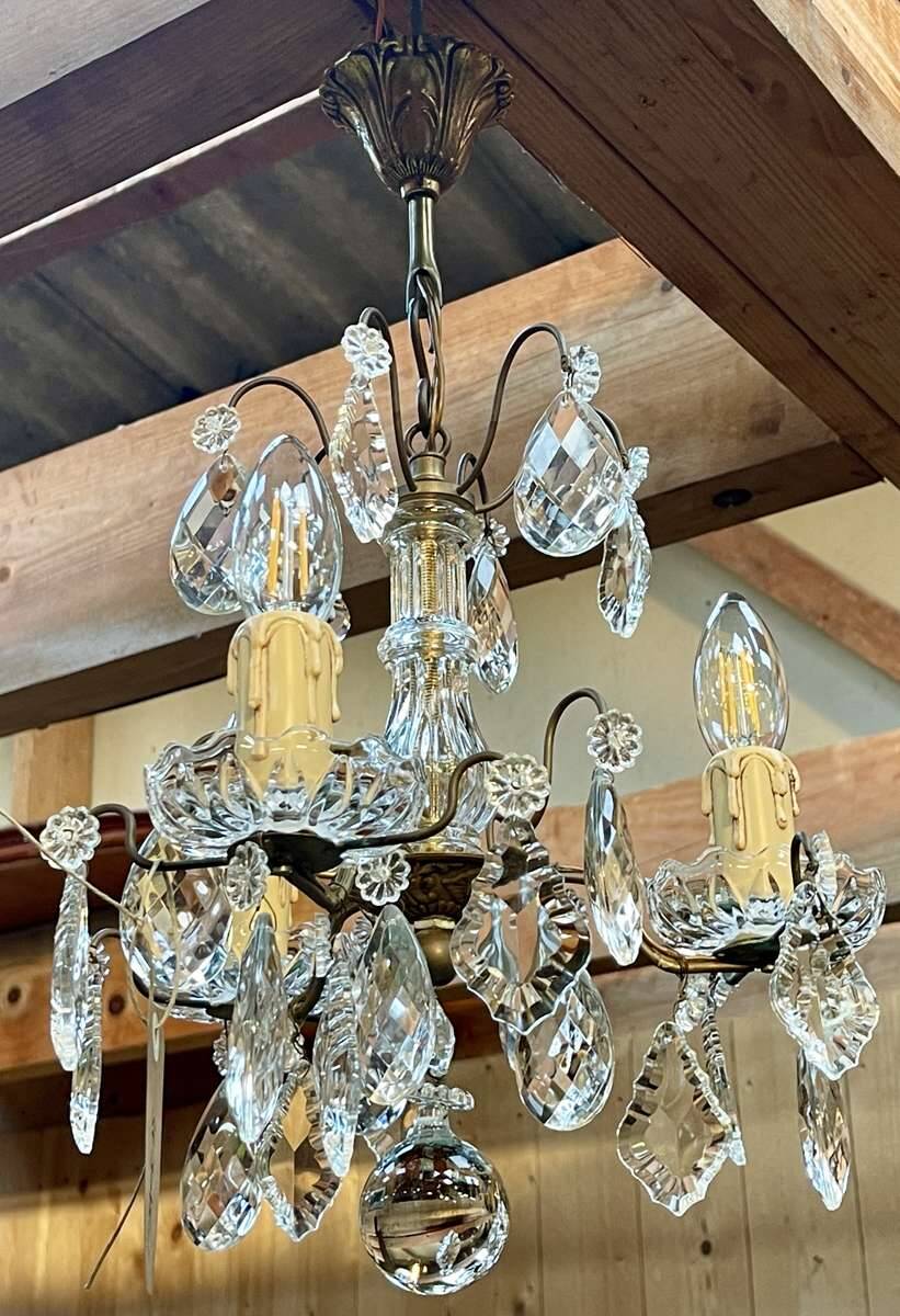 Three-light chandelier in bronze and cut crystal, early 20th century work.