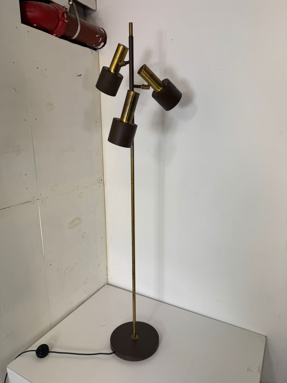 Lampadaire vintage moderniste marron et laiton à 3 spots, années 1960