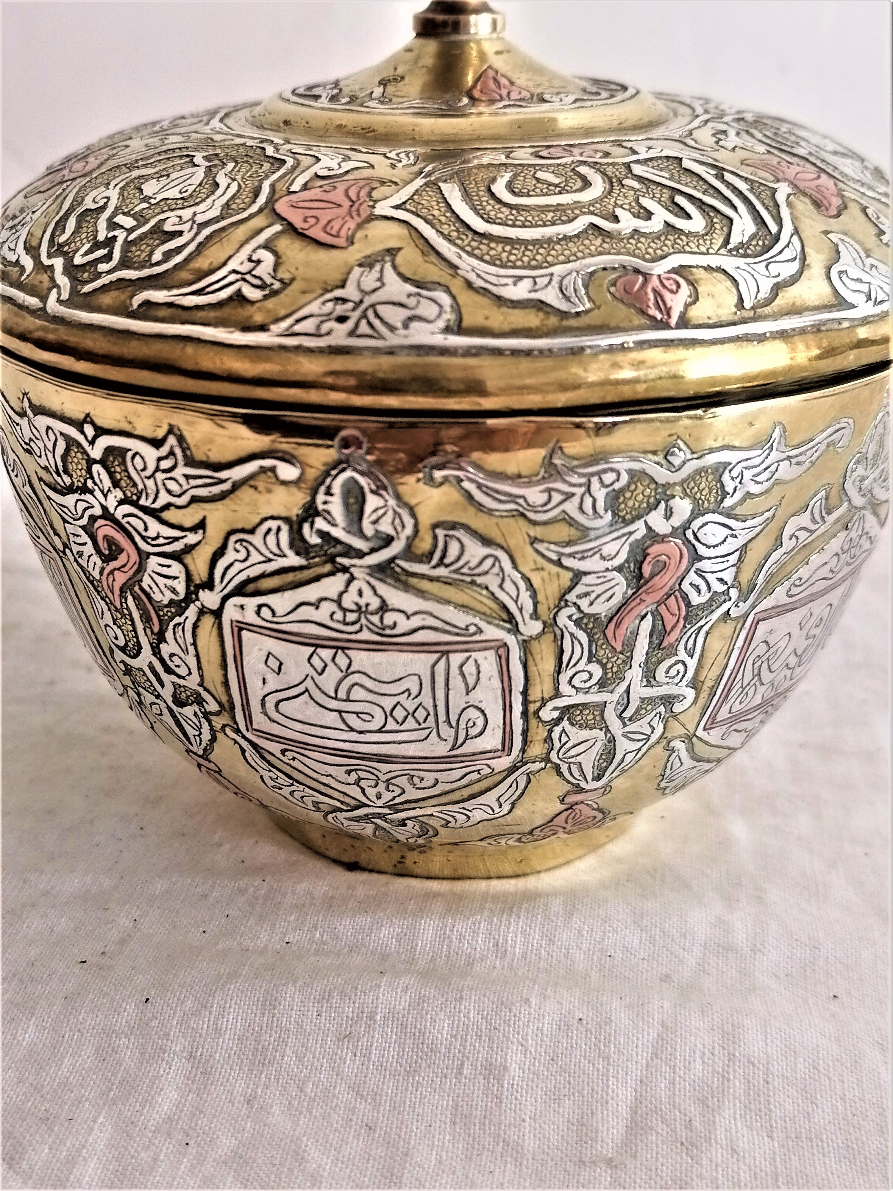 Boite pot couvert oriental en laiton damasquiné cuivre et argent. Calligraphie.