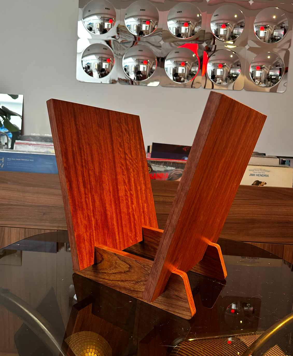 Kiosque / Range-vinyles en bois bubinga – fabrication artisanale
