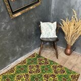 Tapis vert et jaune fait à la main avec de délicates fleurs colorées